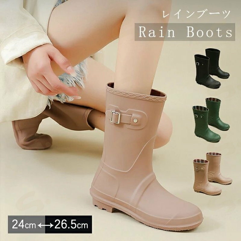 商品説明： 【お洒落見え】雨が上がっても恥ずかしくないデザイン ブーツのような洗練されたフォルムで、きれいめな通勤服からカジュアルな休日コーデまで幅広く対応。晴れの日に履いていても違和感がなく、晴雨兼用として毎日活躍します。 【驚きの軽さ】スニーカー感覚で歩ける、快適な履き心地 「長靴は重い」という常識を覆す軽量設計。柔らかい素材が足にフィットし、長時間の移動や立ち仕事でも疲れ知らず。もう重い足取りとはさよならです。 【濡れない・滑らない】あなたを守る、安心の機能性 水の侵入を許さない一体成型の完全防水仕様。さらに、地面をしっかり掴む凹凸のアウトソールが、雨や雪で滑りやすい足元でも安定した歩行を約束します。 【ONもOFFもこれ一足】想像以上の、マルチな活躍シーン 普段使いに: 通勤、通学、お買い物、お子様の送り迎え 休日に: ガーデニング、農作業、アウトドア、キャンプ、野外フェス いざという時に: 台風やゲリラ豪雨、雪の日の備え、防災用として 商品名：レディースレインブーツ 素材：PVC カラー：ブラック、グリーン、ベージュ サイズ：36【内寸24cm】 37【内寸24.5cm】 38【内寸25cm】 39【内寸25.5cm】 40【内寸26cm】 41【内寸26.5cm】 ＊実寸は商品によって多少の誤差がある場合がございますので、予めご了承ください。 生産国：中国（日本の企画により厳格に生産されています。） ◆注意事項◆ ◆モニターにより色の見え方が実際の商品と多少異なることがございます。あらかじめご了承くださいませ。 ◆洗濯の際は色落ちの可能性がありますので単品手洗いでお願いいたします。 ◆商品生地、色合い、装飾部品の色やデザインなど、生産時期によって、差異が生じます。そのため、同じ商品を複数点ご購入の場合、場合によって色、コサー ジュのデザイン等差異がでる場合がございます。ご了承ください。 ◆輸入商品について、ご存知の通り海外の工場での縫製は日本の工場と比べますと、縫製の見劣り・糸のほつれ、製造過程における小さなキズ、シミなどが見ら れる場合がございますが、不良品ではございません。出荷時にすべての商品を検品しておりますが、予め上記点ご了承下さい。 ◆ご購入前に、【サイズ】・【カラー】・【価格】・【数量】・【お客様情報】等、ご注文内容にお間違いがないか必ずご確認ください。 ▼検索関連キーワード（商品の説明ではありません） レインブーツ 完全防水 防水 オシャレ 軽い 軽量 滑りにくい おしゃれ 防水シューズ 防水靴 ショート ミドル丈 レディース レイン ブーツ ショートブーツ ミドルブーツ レインシューズ 大きいサイズ 小さいサイズ おしゃれ 幅広 長靴 靴 通年 大きめ ゆったり 春 夏 春夏 梅雨対策 雨雪対策 釣り 通学 農作業用 田植え 掃除 洗車 作業靴 雨 台風対策 通勤 通学 学生 アウトドア 疲れない 雨靴 ラウンドトゥ 軽い オシャレ 歩きやすい 作業 履きやすい 痛くない 疲れにくい 蒸れにくい 普段使い かっこいい ローヒール お出かけ 晴雨兼用 シンプル オフィス カジュアル 仕事 ビジネス ガーデニング 農作業 フェス きれいめ 大人 シンプル 黒 ベージュ グリーン 無地 旅行 アウトドア 防災 足元おしゃれに ビジネス カジュアル 母の日 お洒落 プレゼント ギフト 贈り物