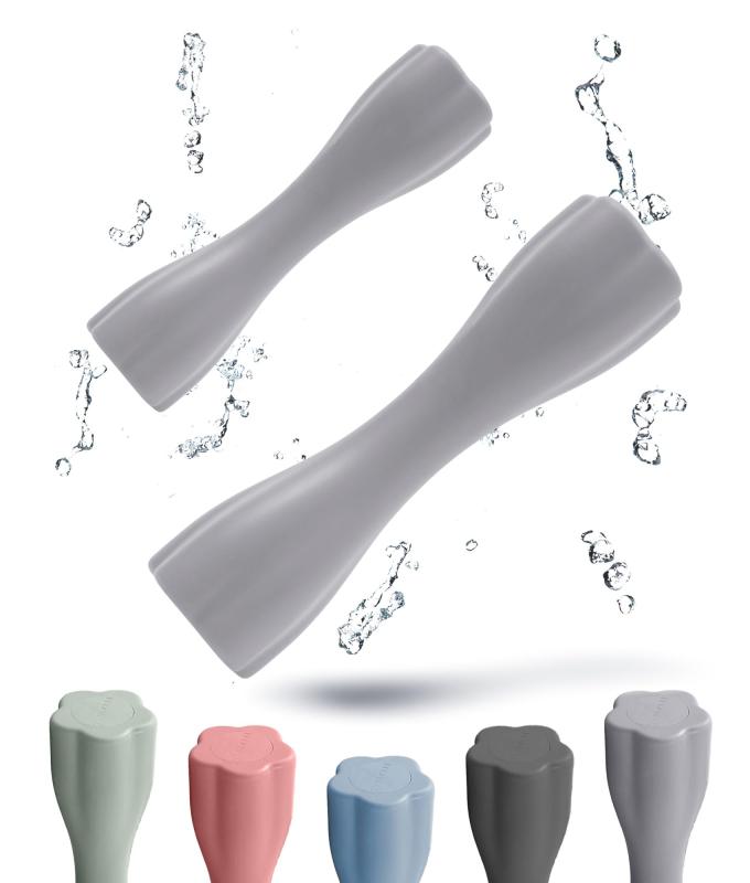 RELANE CvyBar 飾れる ダンベル 1kg/2kg/3kg/4kg/5kgお風呂で使える/インテリアに合う2個セット 筋トレ 鉄アレイ ソフトコーティング dumbbell set RE102ウェルネスなアート作品RELANEのCvyBarは、大人っぽいくすみカラーがインテリアと調和しながら部屋に彩りを添える、飾れるダンベルです。製品中央の持ち手部分を女性の手にもしっかり収まるように細めることによって、アート作品のように洗練された曲線美フォルムに仕上げました。同色2本セットの他にオシャレなバイカラーのセットもご用意しており、大切な人へのプレゼントにも最適なダンベルです。見せて"魅せる"独自の側面シェイプダンベル 5kg / 4kgは男性でも手に取りやすく、四つ葉のクローバーを彷彿とさせる"Clover Shape"を、ダンベル 3kg / 2kg /1kgは花が咲いたような"Bloom Shape"を採用。寝かせて飾っても立てて飾っても部屋の素敵なアクセントになります。寝かせて飾っても立てて飾っても部屋の素敵なアクセントになり、常に手の届く場所に置いておけるため、「よし、やるぞ」と気合いを入れて準備する必要はもう。デザイン性に加えて機能性も備えており、転がりや落下を防止できるのも心地よく使い続けられる嬉しいポイントのダンベルです。持ち方で重さが変わる不思議なダンベル製品中央部を握るノーマルな使い方だけでなく、側面の曲線に指をフィットさせて縦向きに持つと重心の位置が変わり、1本のダンベルでも異なる重さを体感することができます。使い方のバリエーションが広いため、ご自身の成長に合わせて様々なトレーニングメニューに挑戦できます。ダンベル 2kg（1kg×2個）からダンベル 10kg（5kg×2個）まで、豊富に取り揃えました。自分と向き合う、すぐ隣に「ダンベルをもっと身近で愛着のあるものに」という想いから防水加工を施しました。1日の始まりや終わりに自分の姿と向き合う洗面所やバスルームにダンベルを置き、視界に入れたり、ふと気が向いたときに触れたりする時間を重ねていくことで運動との距離が自然と縮まります。気付いたときには、鏡に映った自分を見て笑顔になれているかも。立てられる、好きな場所にダンベル側面をフラットに仕上げたことで、スマホ1台ほどのスペースがあればどこにでも立てて置くことができます。ベッドのサイドテーブルに置いて就寝前や起床時に軽い運動をしたり、デスクののマグカップの隣に置いてすきま時間で疲れた体をストレッチで気軽に労ることもできます。場所を取らずに、あなたがダンベルを使いたい瞬間やシーンにそっと寄り添います。