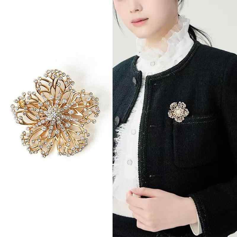 ブローチ コサージュ アクセサリー 小物 女性用 レディース フラワー 花 モチーフ ラインストーン風 おしゃれ 高級感 上品 大人っぽい 存在感 主役級 エレガント 華やか 誕生日 プレゼント ギフト 贈り物 入学式 卒業式 セレモニー ゴールド 金