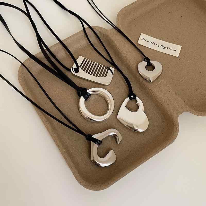 ペンダント ネックレス アクセサリー 女性用 レディース シルバー ブラック メタル コーム ハート ホース 大ぶり キラキラ アンティーク風 パンク ハード ごつめ インパクト アクセント 個性的 普段 デート イベント かわいい かっこいい アート