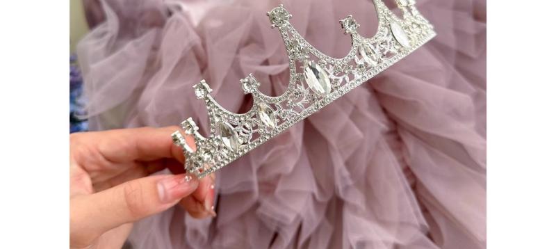 ティアラ ヘッドドレス ヘアアクセサリー 王冠 子供用 キッズ 女の子 シルバー パヴェ ラインストーン 大粒 クリスタル キラキラ お誕生日 お祝い ドレス パーティー イベント 主役 プリンセス お姫様 かわいい きれい 豪華 ゴージャス 高級感