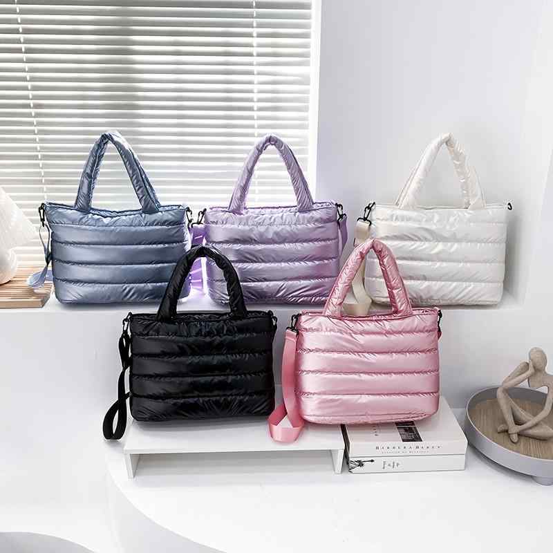 ショルダーバッグ もこもこ ダウン風 ハンドバッグ メタリック レディース かわいい 個性的 斜めがけ 肩がけ 手提げ バック 大容量 A4 四角 スクエア型 小さめ 黒 白 青 紫 ピンク 無地 軽い 推し活 バッグ お出かけ 旅行 鞄 カバン ママ かばんカラー：白、紫、青、黒、ピンクサイズ：横34cm、高さ23cm、幅17cm、肩紐の長さ120cm（調節可能）重量：190g※多少の誤差がある場合がございます。ショルダーバッグ もこもこ ダウン風 ハンドバッグ メタリック レディース かわいい 個性的 斜めがけ 肩がけ 手提げ バック 大容量 A4 四角 スクエア型 小さめ 黒 白 青 紫 ピンク 無地 軽い 推し活 バッグ お出かけ 旅行 鞄 カバン ママ かばん カラー：白、紫、青、黒、ピンク サイズ：横34cm、高さ23cm、幅17cm、肩紐の長さ120cm（調節可能） 重量：190g ※多少の誤差がある場合がございます。
