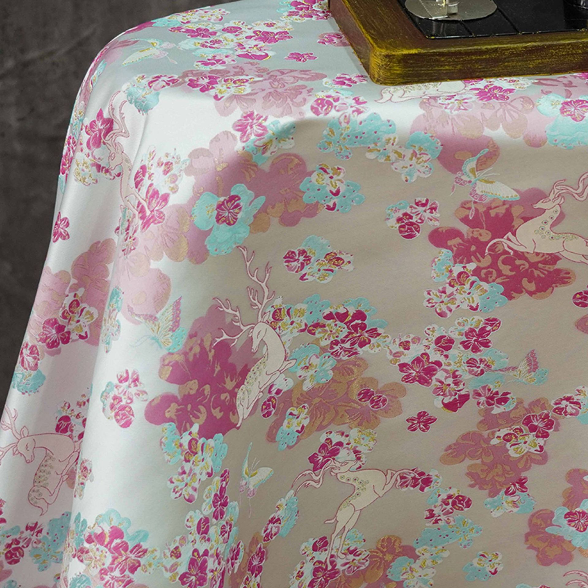Polyester - 送料無料 160cm幅 90cm単位 ジャカード生地 生地 布 布地 色織り生地 花柄 植物柄 桃花柄 鹿柄 ピンク 楽天海外通販