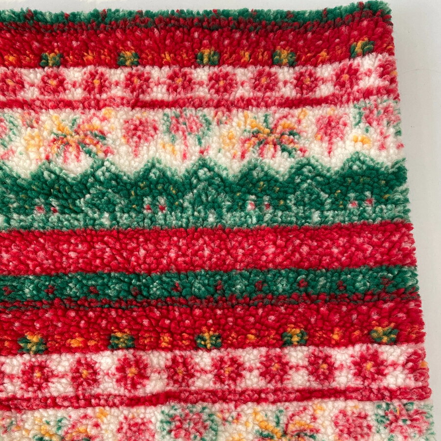 クリスマスらしい鮮やかな赤と緑を基調としたもこもこボア生地です。 花火、雪、家などのモチーフが横縞状に織り込まれ、レトロで華やかな雰囲気。ふわふわした肌触りで保温性に優れ、秋冬シーズンにぴったりです。 ブランケット、コート、ベスト、クリスマス小物作りに適しています。 商品説明 商品内容 生地 詳細情報 素材：ポリエステル100% カット方 通常は、数量【2】以上のご注文の場合は、続けてカット致します。 （1単位でカットする場合もございますので、指定ご希望の場合はご連絡ください） 購入数量1＝幅x長さ90cm 購入数量2＝幅x長さ190cm 購入数量3＝幅x長さ290cm 購入数量4＝幅x長さ390cm 購入数量5＝幅x長さ490cm ...これを類推する （幅は商品名に記載しています） ご注文前必ずご確認ください ・お客様のご注文によりカットされた生地は再販売出来ませんので、ご注文確認後、キャンセルはお受けできません。 ・お客様のご都合(イメージが異なる、お気に召さない等)の理由での返品・交換は承ることができません。 ・稀に、異原糸が織り込まれていることがございます。 ・ロットごとに色合いが異なる場合がございます。 ・手作業で裁断するので、長さに多少の誤差やエッジ小範囲破損があるのは正常な状況で、使用に影響しません、ご理解いただければ助かります。 3CM以上少ない場合、比例により賠償いたします。 ・弊店は出荷前検品しますが、時にささいな汚れがあり、また、梱包や輸送中に生地にシワ・折り目ができる場合がございます。 このような場合、いつでもお気軽にご連絡ください。弊店は最後まで対応しますので、よろしくお願いします。 上記、予めご了承の上、お買い求めください。 布地の裁断サイズに誤差が生じる原因： 測定方法の違い： 測定器具や方法の違いにより、裁断時のサイズに誤差が生じることがあります。 布地の伸縮性： 布地の種類や素材によっては、伸縮性が異なり、裁断時に伸び縮みが生じることがあります。 裁断時の技術差： 裁断作業者の技量や熟練度によって、裁断精度に差が生じることがあります。 布地のシワやたるみ： 布地にシワやたるみがある場合、正確な測定が困難になり、裁断誤差が生じることがあります。 裁断前の準備不足： 裁断前に布地を適切に整えずに裁断すると、サイズ誤差が生じることがあります。 これらの要因が組み合わさって、布地の裁断サイズに誤差が生じることがあります。 生産国 中国 注意書き ※商品写真は、できる限り現品を再現するように画像処理などの補正を行っておりますが、ご利用のモニターや環境により差異が生じます。予めご了承ください。 ※生地の特性上、多少ニオイがある場合がございますが、日陰干しで数日干していただくか、あるいは数回ご使用していただく間に、 ニオイは気にならなくなります。 ※上記の数値は、実測によるものです。多少の誤差はご容赦ください。 ※仕様は予告なく変更される場合があります。（ご使用に差し支えない程度） 注意事項 ・お客様が通常と同じお買い物ステップで安心して海外の商品を購入できるよう、楽天市場から指定を受けた委託先である（株）コマースロボティクスが、当店の店舗運営業務を行います。 ・当店でご購入された商品は、原則として、「個人輸入」としての取り扱いになり、全て中国からお客様のもとへ直送されます。 ・個人輸入される商品は、全てご注文者自身の「個人使用・個人消費（日本に居住する者に寄贈される物で、当該寄贈を受ける者の個人的な使用に供される場合を含みます。）」が前提となります。第三者への譲渡・転売が法令で禁止されるもの（医薬品、医薬部外品、化粧品等を含みますが、これに限られません。）もございますのでご注意下さい。 ・通関時に関税・輸入消費税が課税される可能性があります。課税額はご注文時には確定しておらず、通関時に確定しますので、商品の受け取り時に着払いでお支払いください。詳細はこちらご確認下さい。 ・色がある場合、モニターの発色の具合によって実際のものと色が異なる場合がある。 ・ご注文後、10営業日以内に配送手続きをいたします。配送作業完了後、4〜7日程度でのお届けとなります。（商品によって納期が異なりますので、詳細は店舗までお問い合わせください。）