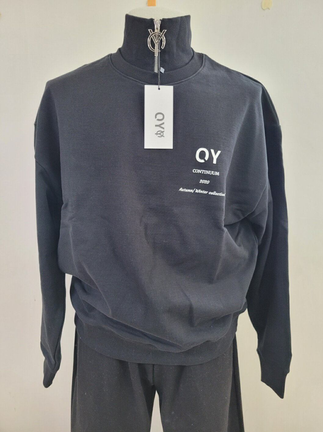 HE&SHE OY 【オーワイ】 韓国ブランド 韓国ファッション [送料無料] 20FWBASIC LOGO ZIPPER MTM オータムジッパーポロトレーナー ビックシルエット オーバーサイズ オーバーフィット ユニセックス ストリート カジュアル 大人気 BASIC LOGO ZIPPER MTM