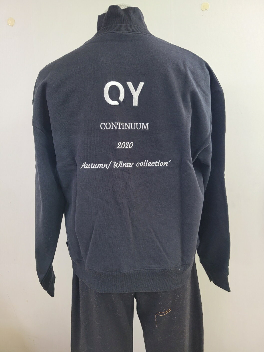 HE&SHE OY 【オーワイ】 韓国ブランド 韓国ファッション [送料無料] 20FWBASIC LOGO ZIPPER MTM オータムジッパーポロトレーナー ビックシルエット オーバーサイズ オーバーフィット ユニセックス ストリート カジュアル 大人気 BASIC LOGO ZIPPER MTM