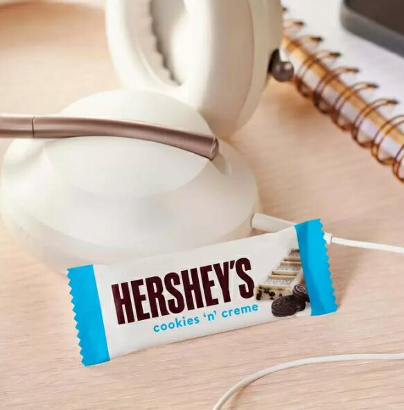 ハーシー HERSHEY'S HE&SHE 送料無料 Hershey's Cookie & Cream Chocolate 904g ハーシュクッキーアンドクリームチョコレート キャンディ お菓子 大容量