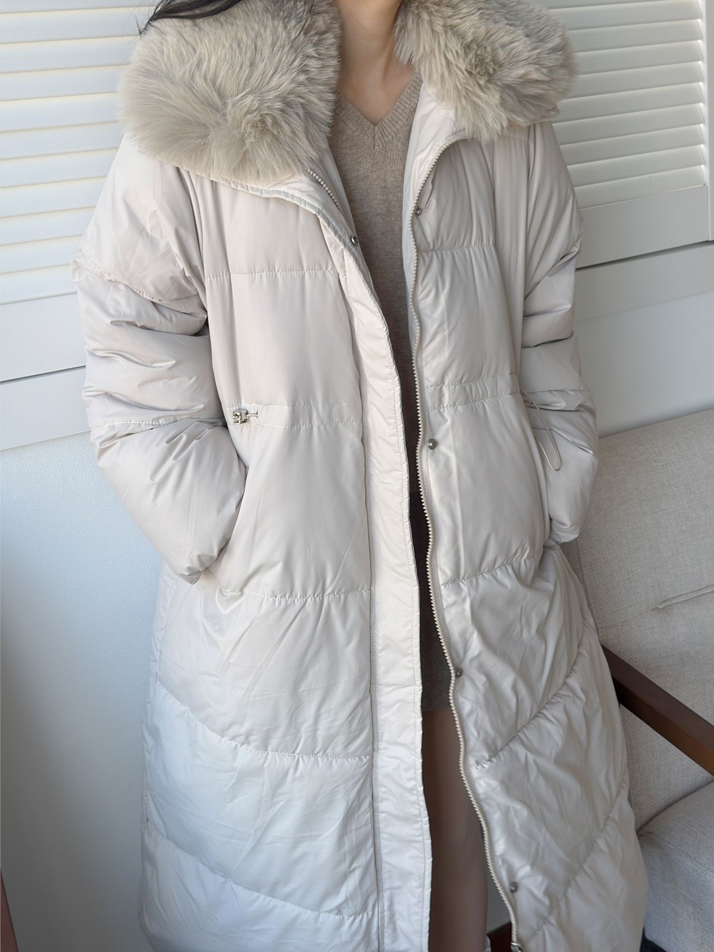 注意事項 ●送料無料/関税別途発生についてご理解の上、ご注文お願いします。 ●合計金額が16666円以上のご注文の場合は、関税などが発生する場合がございますがご理解の上、ご注文お願いします。 ●関税発生による返品、長期不在、商品受取拒否などにより返送された注文に対する返金対応は受けかねます。 備考 ● 提供される実測サイズは、測定方法によっては若干異なる場合がございますので、予めご了承下さい。 ● 革製品の場合、ソフトでナチュラルな革で表面が違ったり、微細なシワやスクラッチがあることがありますが、不良品ではありませんので、ご了承ください。 ●メッキ処理された製品の場合、製品の特性上、使用及び摩擦によりメッキがはがれることがあり、メッキの変色、摩耗の毀損などは修理できない場合がありますので、ご了承ください。 ●当店でご購入された商品は、原則として、「個人輸入」としての取り扱いになり、全て韓国からお客様のもとへ直送されます。 ●個人輸入される商品は、全てご注文者自身の「個人使用・個人消費」が前提となりますので、ご注文された商品を第三者へ譲渡・転売することは法律で禁止されております。 ●通関時に関税・輸入消費税が課税される可能性があります。課税額はご注文時には確定しておらず、通関時に確定しますので、商品の受け取り時に着払いでお支払いください。詳細は こちらご確認下さい。 ●色がある場合、モニターの発色の具合によって実際のものと色が異なる場合があります。 ●オフラインと多数のオンラインと同時に販買されるため在庫状況の変動は出きる限り反映するようにしておりますが、 ご注文いただきました時点で売り切れになっている場合がございますのでご了承ください。 ●韓国の商品は日本より売り切れが早いためできるだけお気にいりの商品は在庫のあるうちに購入お願いします。