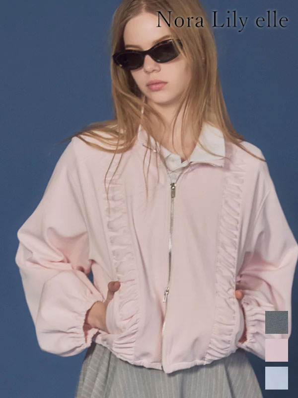 - Nora Lily - 「elle」Gather Short Blouson - 商品説明文 - フロントにギャザーデザインを効かせた、 コンパクトシルエットのショートブルゾン。 立体感のあるギャザーと、 丸みのあるスリーブが程よい女性らしさを演出します。 ショート丈バランスがワイドパンツやボリュームボトムと好相性。 軽やかな素材感で、季節の変わり目にさっと羽織れる一着です。 甘さを抑えたデザインバランスが、 Nora Lily elleらしいモードカジュアルを完成させます。 ・Dark Grey 落ち着いたトーンで、ギャザーデザインを大人っぽく引き締めるカラー。 モード感があり、スタイリング全体をシャープにまとめてくれます。 ・Baby Pink 柔らかく淡いベビーピンク。 甘くなりすぎず、スタイリングに軽さとニュアンスをプラスします。 ・Sky Blue 爽やかで透明感のあるスカイブルー。 軽快な印象で、シーズンムードを取り入れやすいカラーです。 商品説明 納期 即納 ブランド Nora Lily ( ノラリリー ) 商品名 「elle」Gather Short Blouson サイズ F【フリー】着丈51cm 裄丈83.3cm 身幅50.5cm ※ブランド公式表記 カラー Dark Grey Baby Pink Sky Blue 素材 ポリエステル55％ 綿45％ 原産国 重量 透け感 裏地 生地の厚さ 伸縮性 その他 〇商品の発送について 2点以上ご購入の場合、全ての商品が揃い次第一括でのお届けとなります。 お届け予定日の異なる商品をお買い上げの場合はご注意下さい。 お急ぎの商品がございましたら分けてご購入いただきますようお願い致します。 【会社概要ページ】を必ずご確認下さい。 ご注文は上記条件を全てご了承いただいたものとさせていただきます。 メーカー希望小売価格はメーカー商品タグに基づいて掲載しています。 通販 シーハー sheher セレクトショップ 福岡 新作 新品 正規品 Nora Lily ノラリリー 「elle」Gather Short Blouson 226242010 国内外からセレクトしたレディースファッションブランドを取り扱っております。 最新トレンド情報盛りだくさん！ 雑誌掲載アイテムも多数。 ブランド 人気 レディース ファッション アパレル トレンド コーデ コーディネート 大人 可愛い かわいい 女子 インスタ SNS