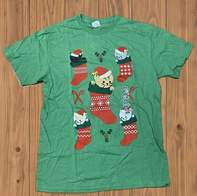 樂天商城 - ☆USA直輸入品 猫×クリスマス靴下デザイン MEN'S Tシャツ【送料無料】ライトグリーン｜サンタ帽ネコ柄・ユニセックス・おもしろアニマルTシャツ・100%コットン・DELTAAPPAREL製☆