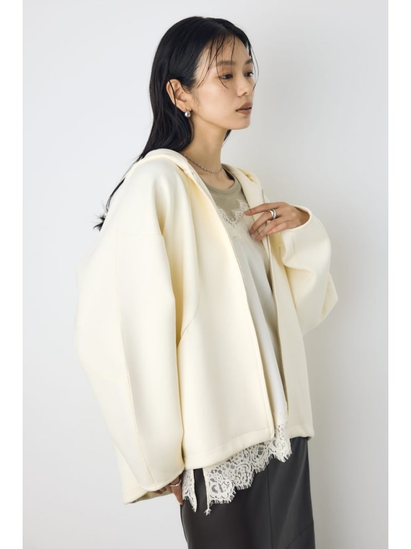 【予約商品について】 ※「先行予約販売中」「予約販売中」をご注文の際は予約商品についてをご確認ください。■重要なお知らせ※ 当店では、ギフト配送サービス及びラッピングサービスを行っておりません。ラッピング・ギフト配送について同時に複数の商品を注文された場合メーカー希望小売価格について置き配についてご利用ガイドAZUL by moussy（アズールバイマウジー）コクーンダブルジップパーカー■コクーンダブルジップパーカー■ポイント丸みのあるコクーンシルエットが特徴の、ダンボール素材のジップパーカー。立体感のあるフォルムがこなれた印象を演出し、羽織るだけでトレンド感のあるスタイリングが完成する1枚です。■ディテール程よいハリとふくらみのあるダンボール素材を使用し、美しいコクーンシルエットをキープ。軽やかでストレッチ性があり、快適な着心地を実現しました。ゆったりとしたサイズ感でインナーを選ばず羽織りやすく、ボリューム感のあるフードがスタイリングのアクセントに。ダブルジップ仕様で、開閉のアレンジによってさまざまなシルエットが楽しめます。■スタイリングデニムやカーゴパンツとのカジュアルスタイルはもちろん、デザインスカートやナロースカートを合わせたAZULらしいMIXスタイルがおすすめ。女性らしいアイテムと組み合わせることで、スポーティーさとのバランスが生まれ、抜け感のある着こなしが完成します。ワンピースの上からさらっと羽織るスタイルもおすすめで、デイリーに幅広く活躍するアイテムです。■生地柔らかさとハリ感のバランスが絶妙なダンボール生地を使用。マットな触り心地が特徴です。透け感：なし裏　地：なし伸縮性：ややあり光沢感：なし[注意事項]※画像の商品はサンプルです。実際の商品と仕様、加工が若干異なる場合があります。※画像の商品は光の照射や角度、お使いのモニター環境により、実物と色味が異なる場合がございます。※着用、お取り扱いの際は、アテンションタグをご確認ください。型番：250JAB80-B720-013-5 SV0630【採寸】FREE：総丈:6370｜｜バスト:122｜｜肩幅:60｜｜袖丈:49｜｜袖口幅:10｜｜裾まわり:120商品のサイズについて【商品詳細】中国素材：ポリエステル：84レーヨン：13ポリウレタン：3サイズ：FREE※画面上と実物では多少色具合が異なって見える場合もございます。ご了承ください。商品のカラーについて