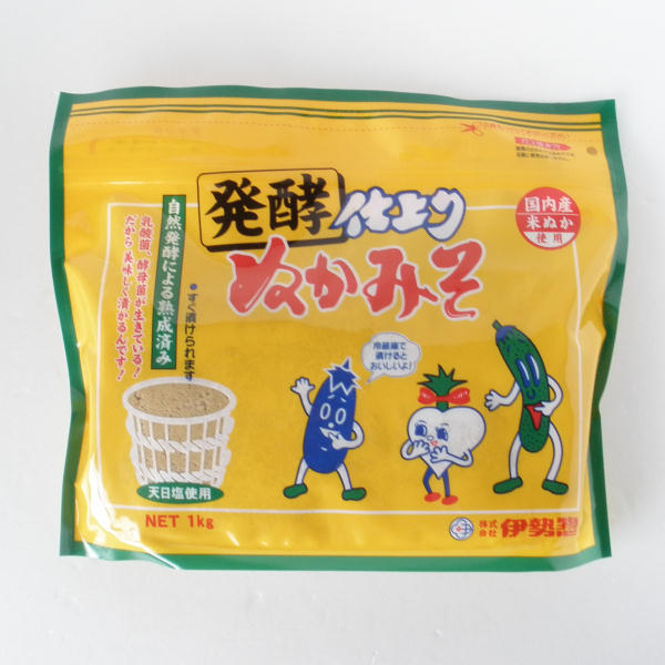 内　容　量 1kg サ イ ズ 225x275x40 原材料 米ぬか、食塩、酒粕、調味料（アミノ酸等)、焼ミョウバン、酒精 賞味期限 製造日より120日 (開封前）開封後はお客様のお手入れにより、長時間ご利用になれます。 保存方法 【冷蔵庫保存の場合】 乳酸菌の一番好む温度は15〜20℃程です。冷蔵庫内は、平均温度が5〜10℃。乳酸菌には寒すぎるため、3〜4日に1回位は常温(室温）に一日置いて乳酸菌をのんびりさせてあげてください。 【22〜23℃以上の室温保存の場合】 容器の中に保冷剤(アイスなど)を入れておくと、夏場でも味が安定して良好です。 商品説明 パックがそのまま容器になるから、冷蔵庫でそのまま保存。熟成済みだからすぐに美味しいぬか漬けが出来ます。 ※発送までにお時間が掛かる場合もございますので、ご了承願います。ぬか漬けって乳酸菌と酵母で体にいいし、しかも美味しい。美と健康のために毎日ぬかの乳酸菌をとって、腸内環境を整えましょう。 でも、ぬか漬けって市販で買うと結構なお値段！ きゅうりやなすなど季節の野菜を自分でぬか漬けにしちゃいしましょう。 いつかは自分の「ぬか床」が欲しいなぁ〜って思ったことないですか？ 　 愛情をもって、手入れをしてあげれば 美味しいMYぬか床が出来上がります。 さあ、ぬか床生活始めましょう 【仕上りぬかみそ 1.0kgの特長】 1．乳酸菌・酵母菌が生きています。 2．パックがそのまま容器になります。 3．冷蔵庫でも使用できます。