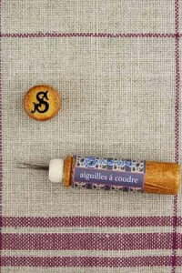 Sajouニードルケース(縫い針6本入り)Porte-aiguillesenboisdecharmeetsesaiguillesàcoudre針保管収納ケースフランスメゾンサジューBOIS_TUBE_AIG_COUD