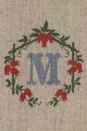 Maison Sajou 図案プリント済み刺しゅう布 リネン【BRODERIE TRADITIONNELLE LETTRE M】フランス KIT_BRO_ALPH_01_M 【予約】