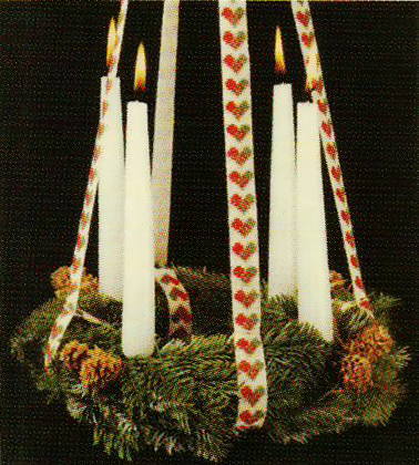 フレメ クロスステッチ 刺しゅう キット【 アドベントの花輪 リボン / ハート 】 Haandarbejdets Fremme デンマーク 北欧 輸入 上級者 海外 42-5730