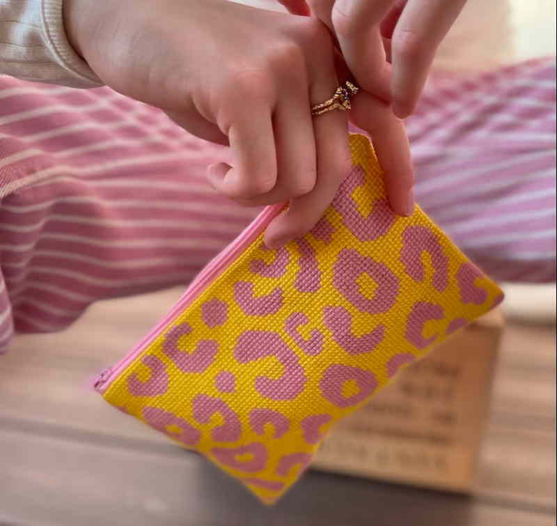 樂天商城 - Pomp Stitch ポンプステッチ クロスステッチ 刺しゅう キット 【 レオパードポーチ・ピンク×イエロー 】 ししゅうキット デンマーク 北欧 海外 輸入 上級者 2022-1