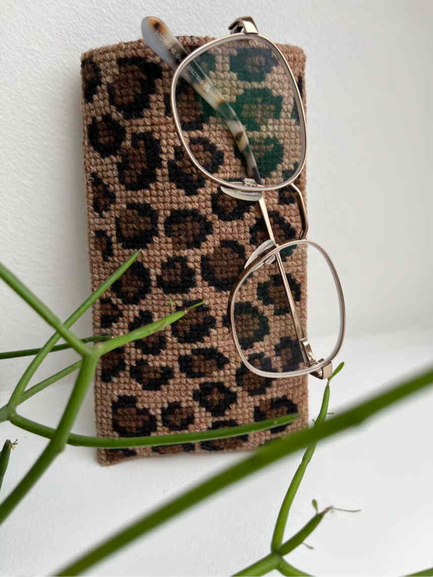 商 品 詳 細 PompStitchからの作品紹介 前面と背面の両面に刺繍が施されたメガネケース用の刺繍キットです。「See the leopard」は、黒と茶色のヒョウ柄がデザインされた超クールなメガネケースで、私のようなヒョウ柄好きにはぴったりです。メガネ用のソフトケースで、スペースをあまり取らないので、小さなハンドバッグに入れて持ち運ぶのに最適で、パーティーや普段使いに最適です。幅広メガネ、細めメガネどちらにもフィットします。ここでは、目立ちやすい茶色のストレッチ布を使用しています。ウール糸は、刺繍がしやすく、仕上がりもきれいです。サイズは約8.5 x 16.5cmです。（ご注意：ピンクの縫い糸と縫い針はご自身でご用意ください。ミシンは使用できますが、必須ではありません。すべて手縫いで仕上げることができます。） サイズ 約 16.5 × 8.5 cm（余白を含む出来上がりサイズ） 内容 刺繍糸（ウール糸）/刺繍布/針/チャート 布 ストレッチ生地 / 4stitch/cm 生産国 デンマーク メーカー型番 2023-3 メーカー Pomp Stitch（ポンプステッチ） ご予約前に ●商品納期がお取り寄せ表記の場合必ずご確認下さい 会社概要記載の【ご予約について】も併せてご確認下さい。その他ご不明点はご予約前にお問合せ下さい。 Pomp stitchについて ポンプステッチでは、モダンでエレガントな刺繍を創作することに情熱を注いでおり、皆様にもきっと気に入っていただけるような最新の刺繍技術をご紹介します。針仕事に情熱を注ぎ、常に新しいことに挑戦しています。ぜひご覧いただき、お気に入りの刺繍作品がないかお探しください。 注意 商品撮影時やPCのモニターの色の設定等により、実物の商品と多少色合いが異なる場合もございます。海外からの輸入商品のためパッケージに擦れや傷みが見られる場合がございます。予めご了承ください。 ＊Pomp Stitch:即納キットはこちら☆ ＊Pomp Stitch:全キット一覧はこちら☆