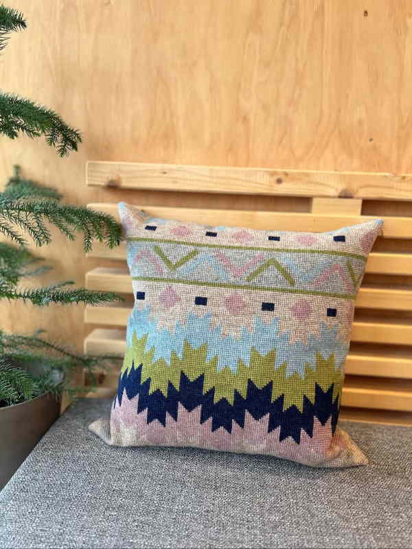樂天商城 - Pomp Stitch ポンプステッチ クロスステッチ 刺しゅう キット 【 ルックスライク・キリムのクッション / ウール糸 】 ししゅうキット デンマーク 北欧 海外 輸入 上級者 送料無料 インテリア 2034-2