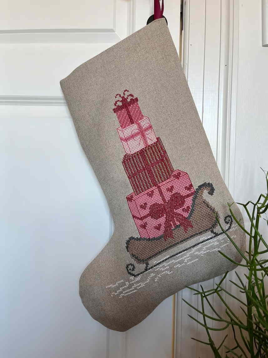 Pomp Stitch ポンプステッチ クロスステッチ 刺しゅう キット 【 レッドギフトのクリスマスストッキング 】 ししゅうキット デンマーク 北欧 海外 輸入 上級者 2037-4 shibonnu-10036528 クロスステッチ手芸雑貨シーボンヌ パッケージ画像