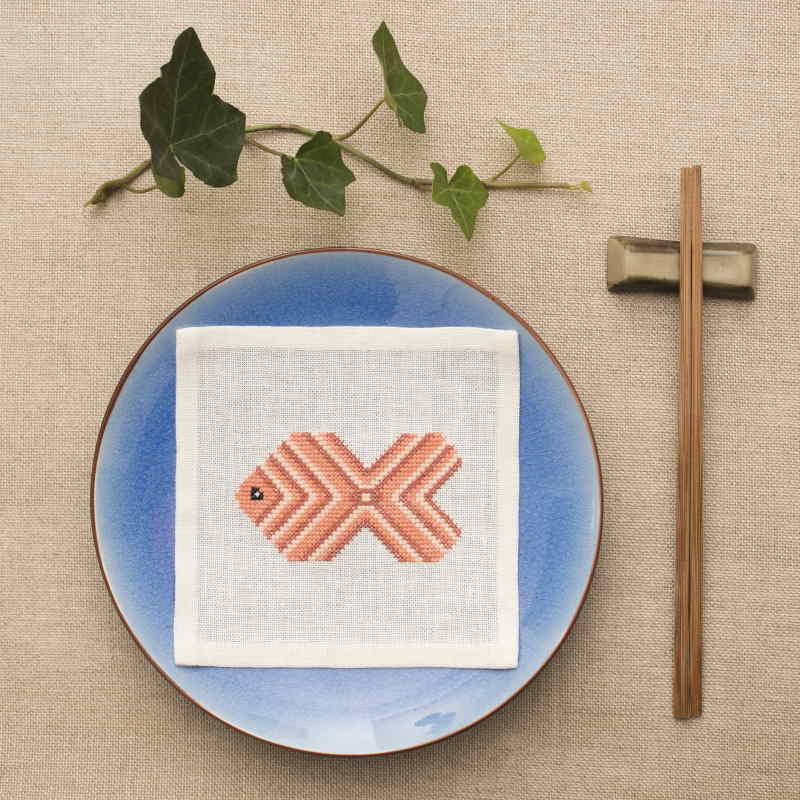商 品 詳 細 サイズ 約 15 × 15 cm（余白を含む出来上がりサイズ） 内容 刺繍糸/刺繍布/針/チャート 布 OOE麻布 生産国 デンマーク メーカー型番 16-38 メーカー TINE WESSEL（ティーネ・ヴェセル） ご予約前に ●商品納期がお取り寄せ表記の場合必ずご確認下さい 会社概要記載の【ご予約について】も併せてご確認下さい。その他ご不明点はご予約前にお問合せ下さい。 TINE WESSELについて デンマークの刺繍デザイナーおよびブランド名（Tine Wessel）として知られています。デンマークのクロスステッチブランド「Haandarbejdets Fremme（デンマーク手工芸ギルド）」などのデザイナーとしても活躍しています。 注意 商品撮影時やPCのモニターの色の設定等により、実物の商品と多少色合いが異なる場合もございます。海外からの輸入商品のためパッケージに擦れや傷みが見られる場合がございます。予めご了承ください。 ＊Tine Wessel:即納キットはこちら☆ ＊Tine Wessel:全キット一覧はこちら☆