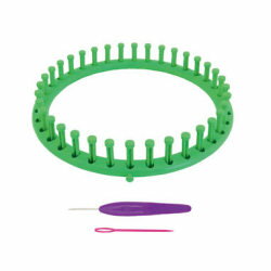 リングdeニットは「糸を巻き付つける」「フックで糸を引き上げる」を繰り返すことで、簡単に作品が作れるキットです。 動画の説明もありますのでぜひ、ご活用ください。 リングdeニット（大） フック、とじ針 編み方説明書 約直径24.5cm×高さ3.7cm フック：全長 約14cm とじ針：約9cm 約199g