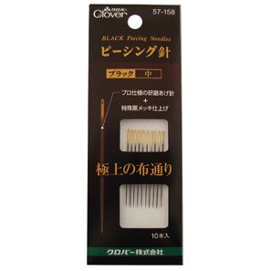 曲がりにくく、折れにくい針■　商品説明布通りを極めた黒い針。 プロ仕様の研磨あげ針と特殊黒メッキ仕上げで生まれた極上の布通り。摩擦抵抗値を大幅に軽減しました。上質な鋼を厳選し、素材の特性を十分に発揮する焼入れ、焼戻しを行うことにより針軸を強化。硬さと弾力性のベストバランスを追求して、曲がりにくく、折れにくい針軸が生まれました。特殊黒メッキで錆びに強く、通常のニッケルメッキ仕上げよりも、さらに防錆性能が向上しています。 内容物：ピーシング針 中10本入　　サイズ…太さ0．56mm、長さ36．4mm 材質：鋼 原産国：日本 パッケージサイズ：48×125×3mm 商品番号：57-158