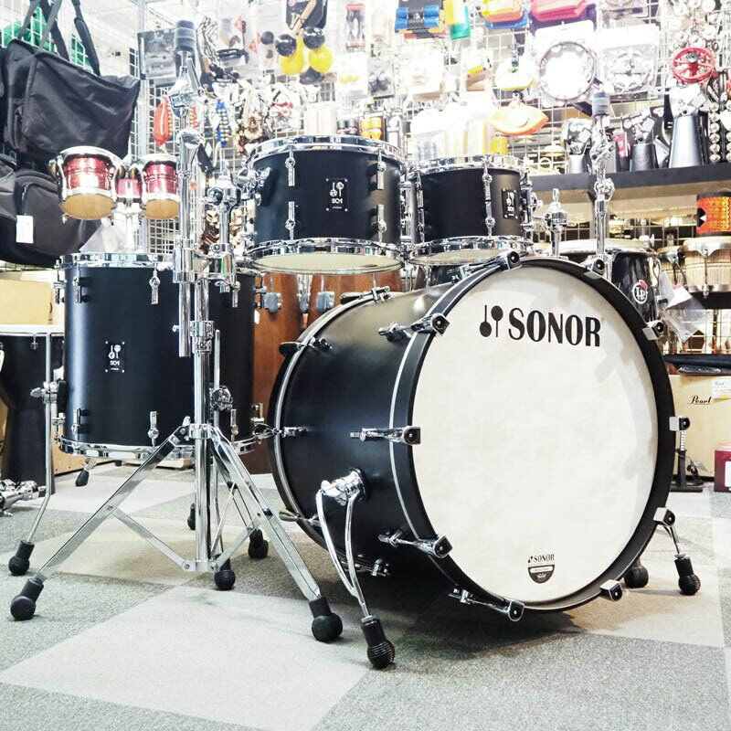 関連商品SONOR/新品 商品一覧＞＞ドラム【400，000円〜750，000円】 商品一覧＞＞ドラムセット/SONOR 商品一覧＞＞SONOR SQ1 Series 4pc Drumkit [BD22，FT16，TT12＆10] - GT Black 【コンビネーションスタンド付属】 ドラムセット (ドラム)商品説明【ソナー・SQ1ドラムキットが店頭入荷！】＜SONOR SQ1 Series＞ソナーの完全カスタム・ドラム・シリーズである、SQ2発売から9年、更なる進化を求めて開発プロジェクトが発足。SQ2で展開された広範なチョイスから、バーチ・シェルにフォーカスし、クリス・コールマンら最前線のトップ・ドラマーたちと協議を重ねて誕生したのが、この「SQ1シリーズ」です。サウンドのジャンルを問わない汎用性、際立つカラーリングセンス。現在のソナーを手に入れるなら、この1台！＜シェル・スペック＞「バランスされたサウンド」を念頭に置き、サウンドデザイナーやクラフトマンはもちろん、開発に携わったトップ・ドラマーたちと意見を交わし、数々のシェルスペックをブラインドテストしていったところ、100％ピュアなバーチ・シェルが、他のシェルスペックよりも抜きん出て、「バランスされたサウンド」を発していることを発見。SQ2シリーズでも採用している、プレミアム・ヨーロピアン・バーチをシェル材にし、45°ベアリングエッジと、バスドラムは10 プライ10mm、スネアドラム・タムタム・フロアタムには7 プライ7mmに設定。＜ソナー・スタンダードも採用＞もちろん、ソナーのスタンダードである、材の縦目と横目を交互に組み合わせ、シェル内部を縦目に設定し、シェルの強度とサウンドの伝わりの良さを両立した「CLTF：Cross Laminated Tension Free」構造や、口径をそのサイズより若干小さく設定することにより、シェルの鳴りはもちろん、ドラムヘッドの鳴りや振動をも最大限に引き出す、「OSM：Optimum Shell Measurement」といった、これまでのスタンダードなスペックも採用し、ソナーの現在の集大成的なドラム・シリーズとなりました。＜個性的なカラー・フィニッシュ＞そして、現在のキューバのハバナで生き残っている、ヨーロッパのクラシック・レーシング・カーからインスパイアされた、ソナー工場で一つ一つハンド・ペイントされている、マット（ツヤ消し）な仕上げを施した、懐かしくもあり、新しくもあるフィニッシュとなっています。＜スペック＞・バスドラム / SQ1-322BD NMMH (22″x17.5″)・タムタム / SQ1-1007TT　(10″x7″)・タムタム / SQ1-1208TT (12″x8″)・フロアタム / SQ1-1615FT (16″x15″)フィニッシュ：GTブラック（GTB）付属品：SN-CTS4000（シンバル&タムスタンド）×2※店頭にて試打を解禁しておりますため、細かな傷や打痕などが発生する場合がございます。予めご了承ください。イケベカテゴリ_ドラム_ドラムセット_SONOR_新品 SW_SONOR_新品 登録日:2024/04/13 ドラムセット ドラムキット ソナー ゾノア ゾナー