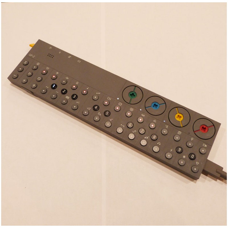 Teenage Engineering 【デジタル楽器特価祭り】(1台限定・OplabModule搭載済み・展示処分特価品)OP-Z+pvc roll up grey bagセット シンセサイザー デジタルシンセ (シンセサイザー・電子楽器)