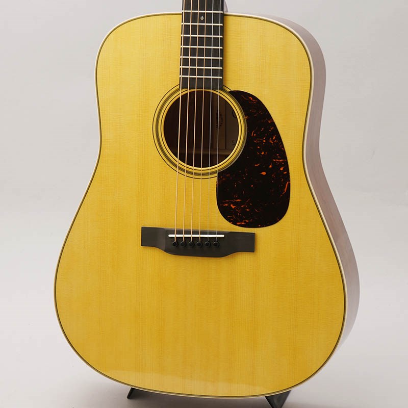 関連商品MARTIN/Custom Shop 商品一覧＞＞MARTIN/新品 商品一覧＞＞アコースティック・エレアコギター【375，000円〜700，000円】 商品一覧＞＞アコースティックギター/MARTIN 商品一覧＞＞MARTIN CTM THE CHERRY HILL Dreadnought -Factory Tour Limited Custom- アコースティックギター (アコースティック・エレアコギター)商品説明-The Cherry Hill Custom Model-マーティンカスタムショップモデルより「ファクトリーツアーリミテッドカスタム」としてリリースされた工場訪問ディーラーのみがオーダー出来る限定スペシャルモデル。★マーティンファクトリーの建屋がある地名である「チェリーヒル」に由来するネーミング。★ナザレスのご当地材であるチェリー材（桜）を使用。★サイド＆バックに使用されたエレガントな雰囲気のチェリー材★美しいフレイムメイプルバインディング★ファクトリー訪問ディーラーのみへの供給という希少なアイテム長い歴史を経て受け継がれてきた伝統と革新的なチャレンジャー精神を融合し、今日までアコースティックギター界を牽引してきた老舗ブランド。その音色で世界中を魅了し続けている Martin -マーティン-そのマーティンの製作ラインの中でも、最高峰の技術を持った熟練の職人達によるチームで形成された製作ラインが、[Martin Custom Shop] 豪華絢爛なショーモデルから極限までヴィンテージディテールを追求したモデルまで・・・拘りの逸品をショップオーダーから個人オーダーに至るまで、様々なコンセプトモデルを製作しております。こちらの The Cherry Hill Custom Model -チェリーヒルカスタムモデル- は、マーティンファクトリーを訪問したディーラーのみオーダー可能なスペシャルモデルです。1839年に初代クリスチャン・フレデリック・マーティン氏が、活動拠点をマンハッタンからナザレスのチェリーヒルに移転をしたことを記念して製作されたモデルで、ご当地材の「チェリーウッド」にフォーカスしたディテールが映える、マーティン社にとって特別なモデルに仕上がっております。ボディはトップにスプルース、サイドバックにチェリーを使用。フィンガーボードは。エボニーをチョイス。フレイムメイプルバインディングが施されることで、シンプルなディテールながら上質な雰囲気漂う美しい外観に仕上がっております。その音色は、美しく抜ける高音域と適度な厚みとキレを併せ持った中低域のバランスが素晴らしく、既存のローズ系やマホガニー系のそれとは、また異なるサウンドが魅力的。ドレッドノートならではの迫力と、ジャンルを選ばず使える汎用性の高さ、チェリー材の個性のバランスに惹きつけられます。1839年のあの日のチェリーヒル・・・どんな想いで、どんな決意を胸に秘め、その地に初代が立ったのか・・・そんな思いを馳せる、ロマンに浸れる一本。老舗マーティンの歴史・・・過去、現在、そして未来を手にする方と共有出来るエレガントな逸品です。この機会お見逃しなく！商品詳細-SPEC-Top Material: SpruceBack/Sides Material: CherryBracing: ScallopedBridge Material: EbonyFingerboard Material: EbonyNeck: Select HardwoodNeck Profile: High Performance TaperScale Length: 25.4Nut Material: Bone 1 3/4Tuner: Nickel Open Gearハードケース付属イケベカテゴリ_アコースティック・エレアコギター_アコースティックギター_MARTIN_Custom Shop_新品 SW_MARTIN_新品 JAN:0729789652773 登録日:2023/12/08 マーチン マーティン