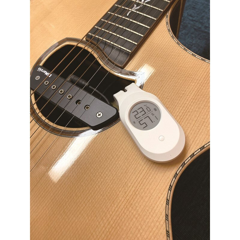 関連商品Lee Guitars/新品 商品一覧＞＞楽器アクセサリ【5，000円〜15，000円】 商品一覧＞＞メンテナンス用品/その他メンテナンス用品/Lee Guitars 商品一覧＞＞Lee Guitars Bluetooth Hygrometer 温湿度計 [CGM1]　【2個セット】 メンテナンス用品 その他メンテナンス用品 (楽器アクセサリ)商品説明複数本、楽器をお持ちの方に！！お得なセット販売！！--------------------楽器管理の心強いアイテム！！Bluetooth接続・アプリ連携の高性能温湿度計！！アコースティックギターのみならず、ウクレレやクラッシック楽器の温湿度をスマホアプリで管理可能！！★ケースを開かなくても、手元のスマートフォンアプリで温湿度を確認！！★設定温湿度を超えると、自動でスマホにアラート通知！★温湿度の変化、推移をグラフ化。日・月単位で数値をチェック出来ます！！★Gateway（別売）があれば、外出先でもインターネット経由でスマートフォンから温湿度を確認可能！※Gateway1個につき最大10個までペアリング可能。※専用アプリ（無料）は、iOS/Android 共に対応しております。CR2032ボタン電池駆動、33g（電池重量含む）の軽量コンパクト設計。直径26mmの視野角が広く視認性の高いE Ink高解像度ディスプレイ、センサー部分には、世界標準のスイスSENSIRION社製温湿度センサーを採用。ディスプレイ部とセンサー部の裏面にはマグネットも装備。センサー部を楽器内部に挿入し、ウッドパネルを挟み込む形で、マグネットの自動吸着により固定し装着できます。そのため、楽器内部の温度・湿度を計ることができるのが、このLee Guitars 温湿度計の大きな特徴の一つです。またBluetooth 5.0機能搭載し、スマートフォンの無償専用アプリとペアリングすることで、ケース内に収められている楽器でも、Bluetooth電波が届く範囲にスマートフォンがあれば、ケースを開かなくても、手元のスマートフォンアプリで温湿度を確認する事ができます。さらに、それらのデータはアプリ内に自動で記録され、管理する事も可能です。-製品情報-E ink 高解像度ディスプレイ（直径26mm）世界標準のスイス SENSIRION社製温湿度センサーBluetooth 5.0 搭載CR2032 ボタン電池駆動重量：30g温度の測定範囲：0℃〜50℃湿度の測定範囲：0〜99%RH（凝縮無）イケベカテゴリ_楽器アクセサリ_メンテナンス用品_その他メンテナンス用品_Lee Guitars_新品 SW_Lee Guitars_新品 JAN:6970217220543 登録日:2020/11/25 メンテナンス用品