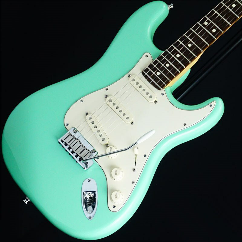 関連商品Fender USA/Artist 商品一覧＞＞Fender USA/ユーズド 商品一覧＞＞エレキギター【150，000円〜280，000円】 商品一覧＞＞STタイプ/Fender USA 商品一覧＞＞Fender USA 【USED】 Jeff Beck Stratocaster (Surf Green) 【SN.SZ3040778】 STタイプ (エレキギター)商品説明名手Jeff Beckの手に握られ続けていた往年の名器！Jeff Beck Stratocasterの美品中古が入荷！世界を席巻したブリティッシュインヴェンジョンから始まり、今日にまで続く驚くべきソロキャリアを通じて、Stratocasterはジェフ・ベックのサウンドを彩ってきました。アルダーボディにソフトCシェイプのネック、ハイポジションの演奏性を考慮したコンタードヒールを採用。セラミックマグネットのNoiselessピックアップを搭載し、出力も通常より高く設定されています。当個体状態と致しましては、ボディバックにバックル傷、他全体的に細かい擦り傷や弾き傷、パーツのくすみや錆等御座いますが、美観を損ねるような打痕や深い傷は無い概ね美品の中古となっております。フレットも凹み無く7割程度残っており、ネックコンディションも良好となっておりますので、ガンガンお使い頂ける1本としてお迎え頂けます。近年新品での入荷も少なくなり、市場でも価格高騰気味となっております当モデル。人気機種をお買い得プライスで手に入れる大チャンスとなっております！是非お見逃しの無い様！Weight≒3.83kg商品詳細BODYBody Material: AlderBody Finish: UrethaneBody Shape: StratocasterNECKNeck Material: MapleNeck Finish: Satin UrethaneNeck Shape: C ShapeScale Length: 25.5 inch (648 mm)Fingerboard Material: RosewoodFingerboard Radius: 9.5 inch (241 mm)Number of Frets: 22Fret Size: Medium JumboNut Material: LSR RollerNut Width: 1.6875 inch (42.86 mm)Position Inlays: Ivory DotTruss Rod: Bi-FlexELECTRONICSBridge Pickup: Hot Noiseless Single-Coil StratMiddle Pickup: Hot Noiseless Single-Coil StratNeck Pickup: Hot Noiseless Single-Coil StratControls: Master Volume， Tone 1. (Neck Pickup)， Tone 2. (Bridge/Middle Pickup)Switching: 5-Position Blade: Position 1. Bridge Pickup， Position 2. Bridge and Middle Pickup， Position 3. Middle Pickup， Position 4. Middle and Neck Pickup， Position 5. Neck PickupConfiguration: SSSHARDWAREBridge: 2-Point American Series Synchronized Tremolo with Stainless Steel SaddlesHardware Finish: ChromeTuning Machines: Deluxe Staggered Cast/Sealed LockingPickguard: 3-Ply ParchmentControl Knobs: Aged White PlasticSwitch Tip: Aged WhiteNeck Plate: 4-BoltMISCELLANEOUSStrings: Fender USA 250L Nickel Plated Steel (.009-.042 Gauges)Other Features: Thinner C Shape Maple Neck / Contoured Heel for Easier Access to Upper Frets / LSR Roller Nut / Aged Knobs and Pickup Coversハードケース付属イケベカテゴリ_エレキギター_STタイプ_Fender USA_Artist_ユーズド SW_Fender USA_ユーズド JAN:2500010133210 登録日:2023/08/10 エレキギター フェンダー ふぇんだー フェンダーUSA