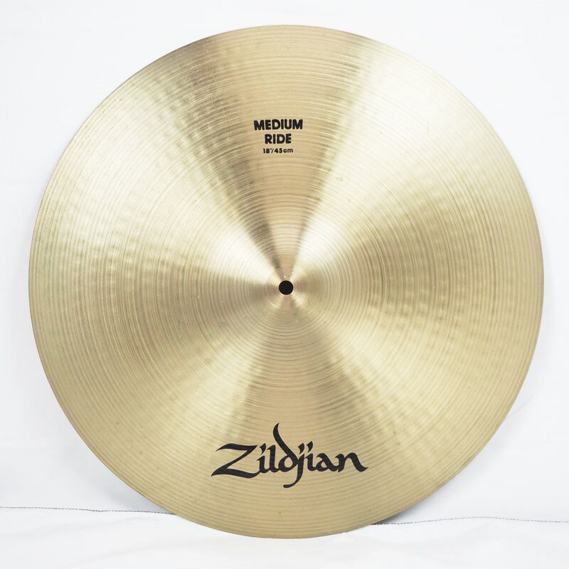 関連商品Zildjian/A Zildjian 商品一覧＞＞Zildjian/ユーズド 商品一覧＞＞ドラム【10，000円〜25，000円】 商品一覧＞＞シンバル/ライド/Zildjian 商品一覧＞＞Zildjian 【USED】A Medium Ride 18 [1688g] シンバル ライド (ドラム)商品説明【Aジルジャン・ミディアムライド18インチの中古品が入荷！】〜A Zildjian〜【Bright Full bodied + Natural 〜気取らない成熟感、応用自在〜】ベートーベンからビートルズまで、音楽の歴史と共に歩んできた全てのシンバルの基本、世界で最も愛されるオリジナルジルジャンシンバル。ハイハット・ライド・クラッシュなどのシンバルの呼び名も、このAジルジャンシンバルにネーミングされ現在に至る。まさにコンテンポラリー・ドラミングの歴史そのものがここにある。[Medium　Ride]標準的な形状で、豊かなミッドレンジの倍音をもつ。ジャンルを問わず使える万能のベーシックライド。明るく小気味よい刻みが得られます。サイズ：18ウェイト：1688g※中古品のため傷や汚れ、サビやなどがございます。予めご了承ください。イケベカテゴリ_ドラム_シンバル_ライド_Zildjian_A Zildjian_ユーズド SW_Zildjian_ユーズド JAN:2500190057832 登録日:2024/04/07 シンバル ジルジャン Aジルジャン