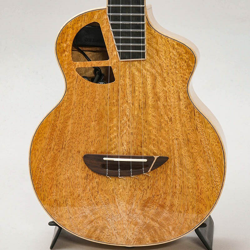 関連商品L.Luthier/新品 商品一覧＞＞ウクレレ【65，000円〜135，000円】 商品一覧＞＞テナー/L.Luthier 商品一覧＞＞L.Luthier Le Manga w/EQ テナー (ウクレレ)商品説明2009年にAdwin Lai (アドウィン・ライ)が創設したL.Luthier (エル・ルシアー)は、「決して完璧ではなく、常により良いギター」を作り続けるという理念の元、厳しい品質管理基準を設けた製造環境にてギターを製作し、全モデルにおいて高いクオリティを実現するマレーシアのブランドです。伝統的技術と現代的な要素を併せた個性溢れるデザインが特徴的ですが、その構造は見た目のユニークさのみならず、ボディ・サイズが小さなモデルでも十分な音量とクリアな音質を出力できる設計となっております。L.Luthierは、多くのプレイヤーとリスナーに、質の高い楽器で音楽を楽しんで欲しいという創業者 Adwinの思いが反映された、手に取りやすく扱いやすいユーザーフレンドリーなブランドです。〜L.Luthier Le Uke〜サイド・ポートを採用した個性的な美しいデザインを持つウクレレ【L.Luthier Le Uke】は、長い期間を経て生み出されたその独自設計による、生音でも十分な音量感と包み込まれるような響き (サラウンド効果)が特徴的です。The Beaming Soundholeと称されるこのサイド・ポートは、奏者へのモニタリング効果を生み、楽曲の世界観への没頭と、快適な演奏をサポートいたします。滑らかなカッタウェイにより演奏性も高く、ワンランク上のモデルや、お気軽に使えるウクレレをお探しの方にとてもおススメです。また、ピックアップ搭載モデルではPiezo / Micのレベル・コントロールを内蔵。環境に合わせて、音色の明るさや響きの深さを調整可能です。こちら「Le Manga EQ Tenor」は、フィギュアードの入った美しいマンゴーボディを持つオール単板のテナーエレウクとなります。マンゴー材はマホガニーに近い特性を持ちますが、より柔らかくスウィートなサウンドが魅力です。レンジ感もしっかりとありダイナミクスレンジも大変豊かですので、ソロスタイルにもピッタリではないでしょうか。アンダーサドルピエゾとコンデンサーマイクをブレンド可能な2Way仕様のピックアップを搭載しておりますので、繊細なソロウクレレスタイルでも、素晴らしいラインサウンドが得られます。非常に個性的なルックスですが、サウンドや演奏性は抜群！！コストパフォーマンスに優れている点も魅力的です。是非ともお試し頂きたい逸品！！商品詳細Top: Solid Mango WoodSide: Solid Mango WoodBack: Solid Mango WoodNeck: MahoganyFingerboard: EbonyBridge: Rosewood with Maple 1lineMachine Head: DERJUNG DJ326UAB-D6Fingerboard Inlay: Original WoodRosette: noneBinding: Flamed MaplePick Guard: nonePick up: Original Active P.U/Under Saddle Piezo+MicNut width: 37mmScale: 430mmCase: Original Premium Gig Caseイケベカテゴリ_ウクレレ_テナー_L.Luthier_新品 SW_L.Luthier_新品 JAN:4525421217524 登録日:2024/01/09 エルルシアー ウクレレ