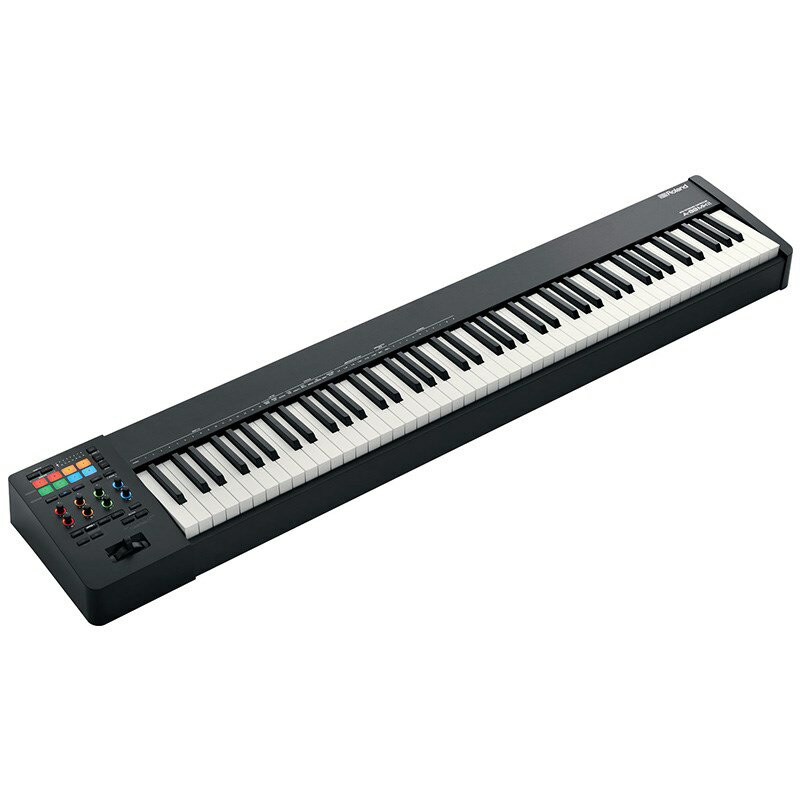 関連商品Roland/新品 商品一覧＞＞DTM【65，000円〜135，000円】 商品一覧＞＞MIDI関連機器/MIDIキーボード/Roland 商品一覧＞＞Roland A-88MK2（MIDI KEYBOARD CONTROLLER MIDI関連機器 MIDIキーボード (DTM)商品説明★演奏しコントロールする喜びを実現88 鍵盤MIDI コントローラーのプロフェッショナル・モデルであるRoland A-88MKII はミュージシャンや音楽プロデューサーの制作環境に必要なツールを搭載し、最高峰の演奏性能を叶えます。ピアノ鍵盤として定評のあるPHA-4 スタンダード鍵盤に、USB-C によるコネクション、マルチカラーに自照するノブやパッド、さらには今後対応予定のMIDI2.0 など、高品質かつ最新の機能を搭載し、クラス最高峰のパフォーマンスを実現します。◎ピアノ鍵盤として定評のあるPHA-4 スタンダード鍵盤を搭載。高いプレイアビリティを実現◎過酷な現場でも安定したパフォーマンスを実現する耐久性/ 堅牢性の高い設計◎視認性の高いアサイナブルの自照式ノブとパッドを搭載。ペダル入力は3 系統装備◎レイヤー可能な3 つのゾーンに加えて、アルペジエーター、コード・メモリーを搭載◎奥行きをおさえた薄くスリムなデザインは、個人のスタジオ環境にもフィット◎専用のコントロール・アプリを用意。高度なカスタマイズと瞬時のリコールを実現◎USB-C 接続によるクラス・コンプライアントに対応。バスパワーによる駆動も可能◎MIDI 2.0 への対応を予定●楽器のように演奏を楽しめるコントローラーA-88MKII はプレイアビリティにこだわりました。筐体には剛性の高い木製構造を採用。また鍵盤には世界中のステージで活躍するプロのプレイヤーから高く評価されているPHA-4 スタンダード鍵盤を搭載し、確かな弾き心地と豊かな演奏フィーリングを実現しています。さらに、自身の演奏スタイルに合わせて感度や応答性をカスタマイズすることもできます。●豊かな演奏表現力A-88MKIIは3パートから構成されています。それぞれパートに任意に出力先を設定できますので、さまざまな楽器をレイヤーしたりスプリットして演奏することができます。それらのサウンドを、搭載されたベンド/モジュレーション・レバーや、マルチカラーに自照するノブとパッドから、自在にコントロールすることができます。外部入力にはサスティン・ペダル入力に加えて、2つのアサイナブル・ペダル入力も用意。楽器と同じクオリティの豊かな表現力を実現しています。●クリエイティブな演奏機能今日の音楽スタイルには多くの演奏機能が必要です。しかしながらソフト・シンセやモジュールには、必ずしもそういった機能が搭載されているとは限りません。A-88MKII は、レイヤーが可能な3 つのゾーンに加えて、高機能なアルペジエーターを搭載。さらに、パッドはノート・アサイン（最大4 ノート同時）をしたり、コマンドやイベントをトリガーしたりと、リアルタイムのパフォーマンスに活躍。多彩に表現することができます。●MIDI 2.0とUSB-CA-88MKIIは、最新のテクノロジーを搭載。この先も変わらない互換性と利便性を提供します。クラス・コンプライアント対応のUSB-Cによる接続は、MacOS、Windows、およびiOSとの互換性を備え、単一ケーブルにより、バス電源供給とシンプルな接続を実現します。またA-88MKII は、MIDI 2.0 に今後対応予定。高解像度コントロールと拡張機能がスタンダードになっても永くお使いいただける1 台です。*Lightningを使用してA-88MK2をiOSデバイスに接続する場合には、Apple社の Camera Connection Kitを使用し、A-88MKIIは ACアダプターからの電源供給が必要となります。●コントロールのカスタマイズと瞬時のリコールA-88MKII はmacOSおよびWindows用のコントロール・アプリを用意。各種アサインをスムーズに行うことができます。すべてのレイヤーやコントロール・マッピングを一目で確認できるだけでなく、パッドへコマンドを割り当てたり、視覚的に認識しやすいようにカスタムカラーを設定したりすることもできます。作成したカスタム・セットアップでソフト・シンセや外部ハードウェア音源をコントロールしたり、スナップショット機能でセットアップを瞬時に呼び出したり、切り替えたりすることができます。●制作環境にフィットするスリムサイズ今日の個人の制作環境においてスペースはとても貴重なものです。A-88MKIIは、ローランドの楽器としてのクオリティと演奏性能を維持しながら、できるだけ薄く、奥行きをおさえたスリムな設計になっています。平らなトップや四角い縁取りのデザインはスタジオ・デスクや制作ツールに統合しやすく、見た目にもすっきりとした印象を与えます。■主な仕様◎キーボード88鍵（PHA-4スタンダード鍵盤：エスケープメント付き、象牙調）◎コントローラーパッド×8（照明付き、アサイナブル）つまみ×8（照明付き、アサイナブル）ピッチ・ベンド／モジュレーション・レバーボタン×2（アサイナブル）PEDAL（DAMPER、FC1、FC2）◎接続端子PEDAL（DAMPER、FC1、FC2）端子：TRS標準タイプMIDI（IN、OUT）端子USB（COMPUTER）端子：USB Type-C（TM）DC IN端子◎インターフェースUSB2.0◎ゾーン3（Lower／Upper1／Upper2）◎ユーザー・メモリー8◎電源USB COMPUTER端子より取得ACアダプター◎消費電流260mA（USB）300mA（ACアダプター）◎付属品取扱説明書USB Type-C to USB Type-CケーブルUSB Type-C to USB Type-Aケーブル保証書ローランド ユーザー登録カード■外形寸法◎幅 (W)：1，429 mm◎奥行き (D)：274 mm◎高さ (H)：119 mm◎質量：16.3 kgイケベカテゴリ_DTM_MIDI関連機器_MIDIキーボード_Roland_新品 SW_Roland_新品 JAN:4957054516239 登録日:2020/01/07 MIDIコントローラー ローランド ろーらんど