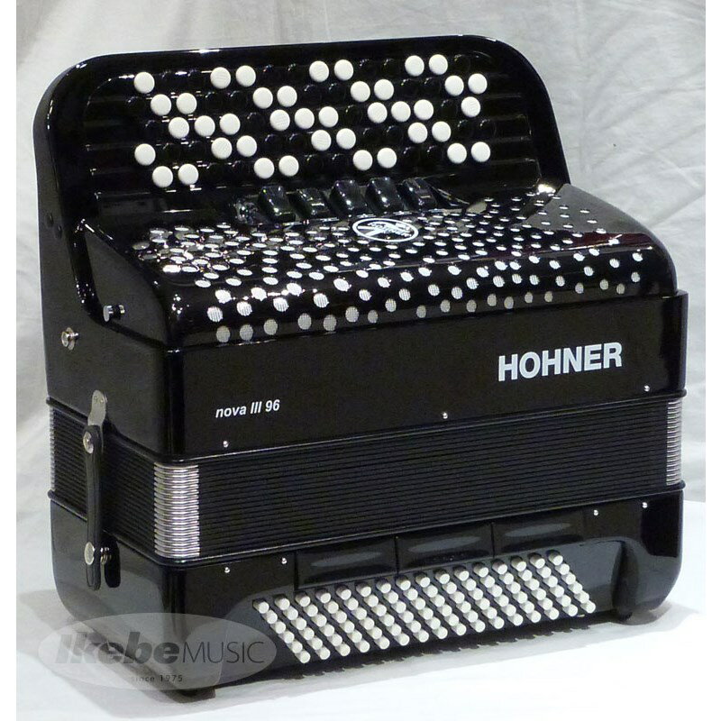 関連商品Hohner/新品 商品一覧＞＞電子ピアノ・その他鍵盤楽器【170，000円〜320，000円】 商品一覧＞＞アコーディオン/ボタンタイプ/Hohner 商品一覧＞＞Hohner 【デジタル楽器特価祭り】Nova III 96 BLK【カラー：ブラック】【1台限定・超特価！】【クロマチックアコーディオン・カラー：ブラック】 アコーディオン ボタンタイプ (電子ピアノ・その他鍵盤楽器)商品説明NOVA III 96Chromatic Buttonkey Accordion - NOVA SERIES「NOVA」シリーズは、ビギナーにも手軽に入手できるリーズナブルなボタン式のクロマチック・アコーディオンです。ヨーロッパで主流なボタン式のアコーディオンが、多くのHOHNERファンの要望で発売が実現しました。小柄なアコーディオン奏者のために特別にデザインされた「NOVA III 96」は、高いクオリティ、サウンド、ルックスを、最小の3ヴォイス（3リード）・アコーディオンに凝縮しています。ジャズからクラシック、ポップスからロックまで、さまざまなサウンドを楽しむことができます。仕様■ボタン・キー数 / 列数：72（44） / 5■タイプ：クロマチック■音域：E♭ - B♭■トレブル　リード / レジスター（スイッチ）：3 （MML） / 5■ベース・ボタン数：96■ベース　リード / レジスター（スイッチ）：4 / 3■サイズ（奥行×高さ）：205mm×394mm■重さ：7.6kg■リードプレートクオリティ：standard■ボタン・キー システム：C（イタリア式）■付属品：ストラップ、ギグバッグイケベカテゴリ_電子ピアノ・その他鍵盤楽器_アコーディオン_ボタンタイプ_Hohner_新品 SW_Hohner_新品 JAN:4009126213918 登録日:2009/09/29 アコーディオン アコーデオン ホーナー