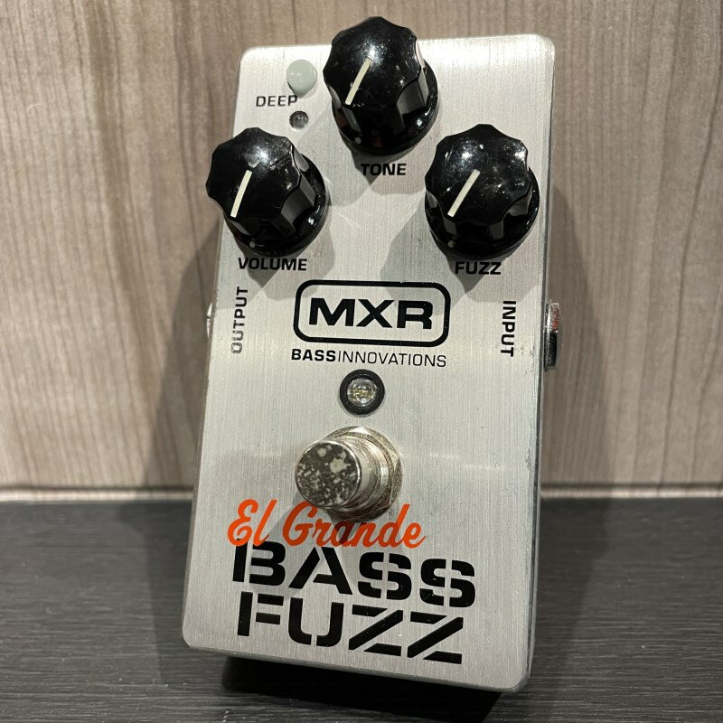 関連商品MXR/Bass Pedal 商品一覧＞＞MXR/ユーズド 商品一覧＞＞エフェクター【5，000円〜15，000円】 商品一覧＞＞ベース用エフェクター/ベース用ディストーション・オーバードライブ/MXR 商品一覧＞＞MXR 【USED】 M182 El Grande Bass Fuzz ベース用エフェクター ベース用ディストーション・オーバードライブ (エフェクター)商品説明ベース用ファズペダル昔ながらのロー・ファイながらも荒々しいサウンドを軸に、現代風にアレンジされた新たな回路は音楽的にも一芸オンリーの無骨な仕様とは異なり、様々なプレイ環境に対応可能な自由度の高い仕様となっております。フラットなセッティングにおいてもパワー溢れるサウンドを提供してくれる本機ですが、更に+15dB DEEP SWITCHにより多弦ベースでのローBサウンドの輪郭をしっかり残したまま、存在感溢れる強力な歪みサウンドを放出してくれます。汚れや傷が生じておりますが動作は良好です。箱付属イケベカテゴリ_エフェクター_ベース用エフェクター_ベース用ディストーション・オーバードライブ_MXR_Bass Pedal_ユーズド SW_MXR_ユーズド JAN:2515100020059 登録日:2024/03/16 エフェクター コンパクトエフェクター ストンプボックス