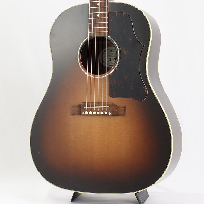 関連商品Gibson/Round Shoulder 商品一覧＞＞Gibson/ユーズド 商品一覧＞＞アコースティック・エレアコギター【155，000円〜300，000円】 商品一覧＞＞エレアコギター/Gibson 商品一覧＞＞Gibson 【USED】【イケベリユースAKIBAオープニングフェア!!】J-45 Standard (Vintage Sunburst) 2011年製 エレアコギター (アコースティック・エレアコギター)商品説明ギブソンの定番モデル J-45 Standardの中古品（ピックガード交換有り）！長いアコースティックギターの歴史で老舗と呼ばれるメーカーの一つ「Gibson」ですので、アコースティックギター界に多くの定番モデルを生み出しております。そのギブソン・アコースティックのモデルの中でもJ-45は最も代表的なモデルと言え、世界中の多くのプロ・アマ問わず長く愛されてきた名器の一つです。1942年に初代モデルが生産されてから、あらゆる用途に活用できる万能なギターとして、ギブソン・ドレッドノートスタイルを代表するモデルとなり、そのバランスの取れた音色、暖かみのある低音、美しい外観は、世界中のプレイヤーから称賛されております。近年のJ-45のラインナップの中で「J-45 Standard」は、グローバーペグやカーボンナット、ピックアップの搭載など現代風のスペックを取り入れておりますが、伝統的なラウンドショルダーにスプルーストップとマホガニーのサイド＆バックなど往年のスペックは健在で、王道のギブソン・サウンドはしっかりと継承しています。製造は2011年製の中古品で、弾きキズや擦り傷、細かな打痕や塗装の痩せ、パーツの曇りやサビなど、年式相応に使用感は有り、ピックガードもオリジナルはスモールガードですが、社外のラージガードタイプに交換されております。商品詳細[SPEC]Shape: J-45Back & Sides: MahoganyTop: Sitka spruceBinding: Multi-ply top， single-ply backNeck: MahoganyNeckProfile: RoundNut width: 1.687 / 42.84mmFingerboard: RosewoodScale length: 24.75 / 628.65mmNumber of frets: 20Inlay: Mother-of-pearl DotsBridge: Traditional belly upTuners: GroverElectronics: L.R. Baggs elementハードケース付属イケベカテゴリ_アコースティック・エレアコギター_エレアコギター_Gibson_Round Shoulder_ユーズド SW_Gibson_ユーズド JAN:2500010153836 登録日:2024/04/10 エレアコ ギブソン ぎぶそん