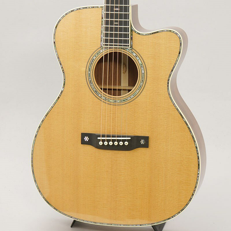 関連商品MARTIN/Custom Shop 商品一覧＞＞MARTIN/新品 商品一覧＞＞アコースティック・エレアコギター【1，265，000円〜2，355，000円】 商品一覧＞＞アコースティックギター/MARTIN 商品一覧＞＞MARTIN CTM OMC-42 VTS Sitka/Honduran Rosewood -Factory Wood Selection Custom Model- アコースティックギター (アコースティック・エレアコギター)商品説明-Factory Wood Selection Custom Model-ハートマンギターズの看板カスタム・・・カッタウェイモデル。OM-42をベースモデルにサウンドもルックスも豪華に仕立てた、〜OMカッタウェイ〜Style42カスタム厳選したファクトリー現地選定材にて製作いたしました。★VTS（ヴィンテージトーンシステム）プレミアムシトカスプルーストップ★サイド＆バックには、Martin社秘蔵の丸太から切り出したホンジュラスローズウッドをチョイス★42番らしい美しい装飾。ヘッドのオルタネイティブトーチインレイが映える★ワイドレンジな美しく奥深いサウンドは、40番台ならではのサウンド★ロングスケール645mmスケールでパンチの効いた迫力のサウンド★ジェニュインマホガニーネックは、ローオーヴァルシェイプで弾き易い★ナットからフィンガーボードエンドまでの広がり方にアレンジを加え、弦間ピッチに余裕を持たせたワイドなネックフォーマット★ワイドピッチの採用は、フィンガースタイルとの相性＆音の分離感も抜群★高いプレイアビリティとサウンドバランス★巷には、数少ない000カッタウェイ・・・ありそうで無い拘りのディテールペンシルヴァニア州ナザレスのマーティンファクトリーにて当店スタッフがオーダーしてきたカスタムモデル。オーケストラボディ、Style42カッタウェイカスタム。製作テーマは、「30sのヴィンテージOM-42にカッタウェイモデルがあったなら・・・」サウンドバランスが良く取り回しの良いOMボディのプレイアビリティの高さを更に昇華させるべくカッタウェイを施しました。基音＆倍音構成のバランスの良いシトカスプルースのVTS材をトップに配し、クリアで、メリハリの効いたサウンドに新品とは思えない抜け感の伴った美しいサウンドとなっております。サイド＆バックには、トーンウッドとしての評価が、すこぶる高いホンジュラスローズウッドをチョイス。毎回ストックの少ない素材であり、今回、現地チョイスは、叶いませんでしたが、秘蔵の巨大な丸太があるという事で、そちらから切り出した材を使用しております。完成した本器のポテンシャルは、抜群！40番台の華やかなルックスに相応しい素晴らしいサウンドの一本になりました。テンション感の確かなロングスケールによるバランスの取れた迫力のサウンドと高いプレイアビリティ。レコーディングからライブまで様々なシチュエーションをこの一本で賄えるであろう自信作です。VTSトップ、ナチュラルグロスフィニッシュのルックスは、自然なエイジング感が漂い、美しいパフリング、ロゼッタとのマッチングも美しい。オルタネイティブトーチインレイが耀くヘッドと相まって雰囲気抜群の逸品です。当店スタッフがマーティン社スタッフと共に厳選した素材のマテリアルを最大限活かし製作された、ルックス、サウンド共に絶対的な自信作。この機会に厳選された極上の一本を是非お求め下さい。◆ハードケース付属商品詳細-SPEC-TOP: VTS Solid Sitka Spruce（Premium)BACK MATERIAL: Solid Honduran RosewoodSIDE MATERIAL: Solid Honduran RosewoodNECK MATERIAL: Genuine MahoganyFINGERBOARD MATERIAL: Ebony（0F-12F:1 3/4-2 1/4) Stringpitch: 2 1/4SCALE LENGTH: 25.4(645mm)FINGERBOARD WIDTH AT NUT: 1 3/4(44.5mm)BRIDGE MATERIAL: Ebonyイケベカテゴリ_アコースティック・エレアコギター_アコースティックギター_MARTIN_Custom Shop_新品 SW_MARTIN_新品 JAN:2500020026984 登録日:2023/12/14 マーチン マーティン