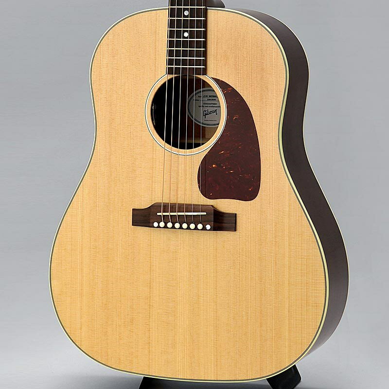 関連商品Gibson/Round Shoulder 商品一覧＞＞Gibson/新品 商品一覧＞＞アコースティック・エレアコギター【225，000円〜425，000円】 商品一覧＞＞エレアコギター/Gibson 商品一覧＞＞Gibson J-45 Standard (Natural Gross) 【ボディバッグプレゼント！】 エレアコギター (アコースティック・エレアコギター)商品説明ギブソンの定番モデル J-45 Standardのエクスクルーシブモデル！長いアコースティックギターの歴史で老舗と呼ばれるメーカーの一つ「Gibson」。アコースティックギター界に多くの定番モデルを生み出しております。ギブソン・アコースティックのモデルのJ-45は、世界中の多くのプロ・アマ問わず長く愛されてきた名器の一つです。ギブソン・アコースティックギターの中で最も代表的なモデルと言え、1942年に初代モデルが生産されてから、あらゆる用途に活用できる万能なギターとして、ギブソン・ドレッドノートスタイルを代表するモデルとなりました。そのバランスの取れた音色、暖かみのある低音、美しい外観は、世界中のプレイヤーから称賛されており、先代モデルJ-35にブレーシングの改良を施したJ-45はより先鋭的なモデルでもあります。L.R.バッグスのエレメントVTCピックアップの搭載や丸みを帯びた指板サイド処理など、ルックスと高い演奏性に磨きがかかりました。もちろん、パンチの効いた王道たるギブソン・サウンドはしっかりと継承しています。まさにアコースティックのNEWスタンダードとなる1本です。通常ナチュラルカラーはJ-50の型番になりますが、こちらのモデルはエクスクルーシブとなっており、J-45 Standardのナチュラルグロス仕様として製作されました。ありそうで無かった仕様のナチュラルJ-45。お見逃しなく！※製品の特性上、杢目、色合いは一本一本異なります。商品詳細BodyTop: Sitka Spruce TopBack and Sides: Mahogany Back and SidesBinding: Multi-ply Top Binding， Single Ply Back Binding， 3-Ply Single Ring RosetteBracing: Scalloped Top BracingFinish: Hand-Sprayed Nitrocellulose LacquerNeckSpecies: MahoganyProfile: Slim TaperThickness: 1.725 at NutTruss Rod: Single ActionSpecies: RosewoodScale Length: 24 3/4Radius: 12 RadiusMaterial: Black Graph-techWidth: 1.725HardwareTuning Keys: Grover RotomaticsPlating: NickelRatio: 14:1Type: Traditional Belly Up with Tusq SaddleMaterial: RosewoodPickguard: Tortoise Teardrop BlackStrap Buttons: End Pin JackPickupsPreamp: L.R. Baggs element VTCハードケース付属イケベカテゴリ_アコースティック・エレアコギター_エレアコギター_Gibson_Round Shoulder_新品 SW_Gibson_新品 JAN:4570155999062 登録日:2023/10/29 エレアコ ギブソン ぎぶそん