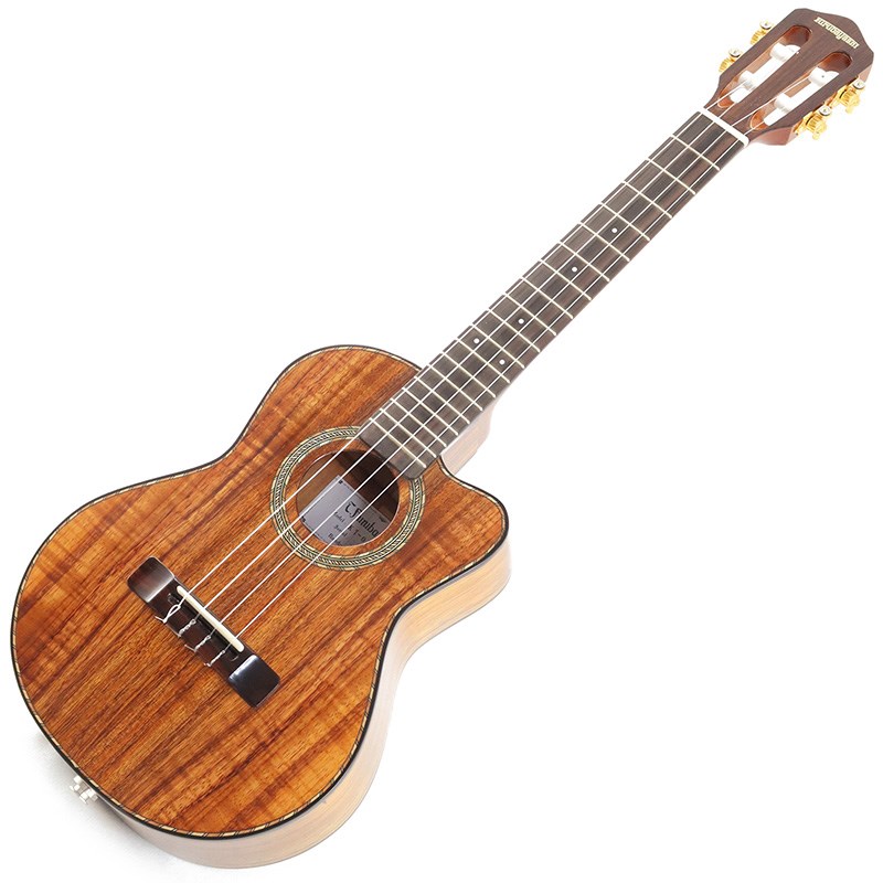 関連商品T.furubayashi(F's UKE)/新品 商品一覧＞＞ウクレレ【135，000円〜265，000円】 商品一覧＞＞テナー/T.furubayashi(F's UKE) 商品一覧＞＞T.furubayashi(F's UKE) KT-02CW All Koa w/PU [ピックアップ搭載テナーウクレレ] テナー (ウクレレ)商品説明多くの偉大なルシアーを輩出した茶位ギター工房の創始者「茶位幸信」氏に師事した古林達郎氏の手による手工ウクレレ「F's Uke」！こちらはオールコアのカッタウェイ/テナーモデル。 パッシブのアンダーサドルピエゾピックアップを搭載し、ライブでも即戦力です！ナット幅：38mmスケール：435mm古林達郎プロフィール中央大学生の時代より、ギターの製作家を目指したく考えていて、町田市の茶位幸信氏の工房にて、12年間にわたり、弦楽器製作の修行をする。2010年独立し、埼玉県入間市にてFs uke手工ウクレレの工房を設立する。弦楽器の名器の研究を、茶位工房を経た、大先輩達にも、指導を受け、今までに無かった、ウクレレの名器への世界を目指し、日々の製作に励んでおり、その作品は、多くのプロの演奏家に評価を得ていて、専門誌などでも紹介されている。※ケースは別売りです。お気軽にお問合せください。イケベカテゴリ_ウクレレ_テナー_T.furubayashi(F's UKE)_新品 SW_T.furubayashi(F's UKE)_新品 JAN:2510000440112 登録日:2022/08/27 ウクレレ テナーウクレレ