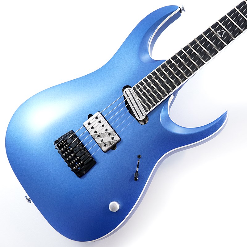 関連商品Ibanez/新品 商品一覧＞＞エレキギター【225，000円〜420，000円】 商品一覧＞＞STタイプ/Ibanez 商品一覧＞＞Ibanez JBM9999-AMM [Jake Bowen Signature Model] STタイプ (エレキギター)商品説明Jake Bowen新シグネチャー・モデルJBM9999Peripheryはプログ・メタルの旗手として語られるようになって既に数年が経過し、もちろんJakeがMisha Mansoorとともにバンドのギタリストとして認知されてからも久しいですが、彼らの歩みは留まるところを知りません。あたらしく彼の手に握られることになったこのJBM9999は、長年愛用するRGAモデルをベースにしつつ、ハードテイル・ブリッジ、リバース・ヘッドストック、1ボリューム・コントロール仕様と一層ソリッドかつシンプルなメタル・ギアとなりながらも、27フレットという新たな境地に足を踏み入れたプログレッシブな進化を遂げています。■27フレットハイフレットでのリードやシュレッド・プレイヤーに向けた超高音域まで奏でられる、27フレット仕様。■DiMarzio Mirage / Jake Bowen新シグネチャー・ピックアップJake氏の新シグネチャー・ピックアップです。ネック・ポジションには、ハイ・ミッド音域が強調されたクリアかつ滑らかなトーンが特長のツインブレード・タイプのハムバッカー・ピックアップを搭載。ブリッジ・ポジションには、ダウンチューニングでも音の輪郭がぼやけず、バンドサウンドに埋もれない存在感ある高出力なハムバッカー・ピックアップを搭載。レーザーカットでダイヤモンド・パターンを施したレーシングストライプが印象的なサテン・ニッケル・カバーを被せています。■Gibraltar Eliteブリッジ重量感があり、弦振動の伝達性に優れているブラス製サドルとブラス製ベースプレートのブリッジです。■Gotoh MG-Tロッキング・マシンヘッド弦交換の利便性を追求し、チューニング・スタビリティに定評のあるGotoh製MG-Tロッキング・マシンヘッドを搭載。指でダイヤルを回すことにより、ポスト穴に通した弦を簡単にロックできる構造です。■Graph Tech BLACK TUSQ XLナット■蓄光の指板サイド・ドット・ポジション・インレイ※画像はサンプルです。製品の特性上、杢目、色合いは一本一本異なります。商品詳細Neck Type: JBM 5pc Maple/Walnut neckBody: Basswood bodyFretboard: Bound Ebony fretboard w/JBM special inlay on 12th fret & Luminlay side dotsFret: Jumbo frets w/Prestige fret edge treatmentTuning Machine: Gotoh MG-T locking machine headsNut: Graph Tech BLACK TUSQ XLBridge: Gibraltar Elite bridgeNeck Pickup: DiMarzio Mirage(H) neck pickupBridge Pickup: DiMarzio Mirage(H) bridge pickupControls: 1 Volume， 5way lever switchHardware Color: Satin Chrome & Satin BlackString gauge: .011/.014/.019/.032/.044/.056Tuning: 1D，2A，3F，4C，5G，6CNeck DimensionsScale: 648mm/25.5Width at Nut: 43mmWidth at 24 Fret: 58mmThickness at 1st: 18mmThickness at 12th: 20mmRadius: 430mmRハードケース付属■Finish :・AMM (Azure Metallic Matte)イケベカテゴリ_エレキギター_STタイプ_Ibanez_新品 SW_Ibanez_新品 JAN:4549763331021 登録日:2023/05/19 エレキギター アイバニーズ イバニーズ