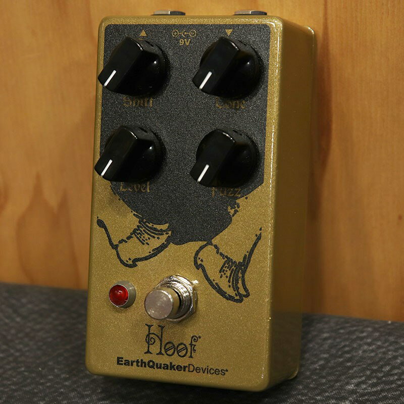 関連商品EarthQuaker Devices/新品 商品一覧＞＞エフェクター【20，000円〜45，000円】 商品一覧＞＞ギター用エフェクター/歪み系/ファズ/EarthQuaker Devices 商品一覧＞＞EarthQuaker Devices Hoof Hybrid Fuzz ギター用エフェクター 歪み系 (エフェクター)商品説明世界中で高い評価を受ける人気ブランドEQD、ヴィンテージ好きにも試して頂きたいモデルを厳選致しました！2004年、オハイオ州アクロンの自宅の一室でキャリアをスタートさせたEQD代表のジェイミー・スティルマン。同じくアクロン出身のとあるバンドのギタリストが「Hoof」を使用しているとインターネット、SNSを中心に話題になり、世界中で人気に火が付きました。巨大な本社ビルと60人近くの社員を束ね、一躍トップブランドへと上り詰めたEQDですが、今もジェイミーの「DIY精神」は健在。信頼できる仲間とともに全ての工程をオハイオ州アクロンで行い、最高峰のエフェクターを作り続けています。EQD人気の火付け役「フゥフ ハイブリッドファズ」は、前述の通りとあるギタリストのエフェクターボードに導入されたことをきっかけに世界中のファズマニアに知れ渡ることとなります。多くのアーティストに愛されるあのビッグなアーミーグリーンのファズを目指して開発されたHoofは、ハイブリッドの名の通りゲルマニウム・トランジスタとシリコン・トランジスタの両方を組み合わせた独自の回路を持ちます。両者のいい所取りで、特にゲルマニウムのヴィンテージファズにありがちな低温下での不安定な動作を克服しているのがポイント。ファズ量の可変域が広く、チリチリとしたファズらしいキャラクターを保ちながらも真空管のようなマイルドな歪みからエッジの効いたディストーションまで幅広く音質が変化していきます。Fuzzを全開にすると音の壁が迫ってくるような轟音ファズとなり、ビッグなあのファズをしっかりと再現することができます。もちろん単なるクローンではなく、ToneとShiftふたつを調整することで本家よりも優れた音抜けの良さ、バンドに溶け込む適度な厚み、多弦ギターやベースにも対応した多彩なサウンドメイクを得意としております。Shift：中域の設定。ノブを右に回すとオリジナルのBMPの様な音色で中域が削れ、左に回すともっと現代的な中域の出た音色になります。Tone：トーンの設定。ノブを左に回すと低音寄りに、右に回すと高音寄りになります。Level：全体の音量の設定。Fuzz：ファズの量の設定。商品詳細寸法：121 x 64 x 57 (mm)消費電流：15mAスイッチ：電子リレー方式のトゥルーバイパスを採用していますので、電源無しでは音は出力されません。電源：この製品は9V、ACアダプターで2.1mmのセンターマイナスのアダプターで使用できます。デイジーチェインやトランス方式でないパワーアダプター等の使用ではノイズが乗る事が有りますので推奨しておりません。また故障の原因になりますので9Vを超える電源は使用しないでください。イケベカテゴリ_エフェクター_ギター用エフェクター_歪み系_ファズ_EarthQuaker Devices_新品 SW_EarthQuaker Devices_新品 JAN:0858933004875 登録日:2022/11/06 エフェクター コンパクトエフェクター ストンプボックス アースクエイカー