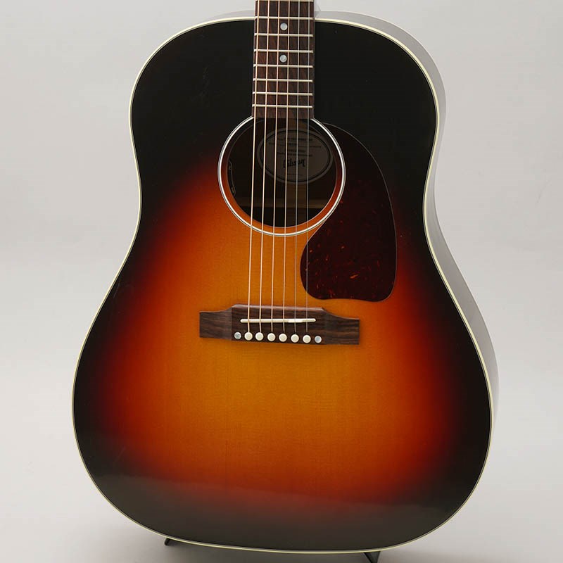 関連商品Gibson/Round Shoulder 商品一覧＞＞Gibson/新品 商品一覧＞＞アコースティック・エレアコギター【230，000円〜430，000円】 商品一覧＞＞エレアコギター/Gibson 商品一覧＞＞Gibson J-45 Standard VOS (Tri-Burst) 【ボディバッグプレゼント！】 エレアコギター (アコースティック・エレアコギター)商品説明ギブソンの定番モデル J-45 Standardのエクスクルーシブモデル！長いアコースティックギターの歴史で老舗と呼ばれるメーカーの一つ「Gibson」。アコースティックギター界に多くの定番モデルを生み出しております。ギブソン・アコースティックのモデルのJ-45は、世界中の多くのプロ・アマ問わず長く愛されてきた名器の一つです。ギブソン・アコースティックギターの中で最も代表的なモデルと言え、1942年に初代モデルが生産されてから、あらゆる用途に活用できる万能なギターとして、ギブソン・ドレッドノートスタイルを代表するモデルとなりました。そのバランスの取れた音色、暖かみのある低音、美しい外観は、世界中のプレイヤーから称賛されており、先代モデルJ-35にブレーシングの改良を施したJ-45はより先鋭的なモデルでもあります。L.R.バッグスのエレメントVTCピックアップの搭載や丸みを帯びた指板サイド処理など、ルックスと高い演奏性に磨きがかかりました。もちろん、パンチの効いた王道たるギブソン・サウンドはしっかりと継承しています。まさにアコースティックのNEWスタンダードとなる1本です。こちらのモデルは本数限定生産のエクスクルーシブとなっており、J-45 StandardのトライバーストのVOS仕様として製作されました。一般的なヴィンテージサンバーストに対し、3色のグラーデーションサンバーストで着色されており、経過したヴィンテージのような雰囲気に仕上げられたVOS仕様になっており、レギュラーモデルには無い雰囲気にて仕上がっております。※製品の特性上、杢目、色合いは一本一本異なります。商品詳細[SPEC]BodyTop: Sitka Spruce TopBack and Sides: Mahogany Back and SidesBinding: Multi-ply Top Binding， Single Ply Back Binding， 3-Ply Single Ring RosetteBracing: Scalloped Top BracingFinish: Hand-Sprayed Nitrocellulose LacquerNeckSpecies: MahoganyProfile: Slim TaperThickness: 1.725 at NutTruss Rod: Single ActionSpecies: RosewoodScale Length: 24 3/4Radius: 12 RadiusMaterial: Black Graph-techWidth: 1.725HardwareTuning Keys: Grover RotomaticsPlating: NickelRatio: 14:1Type: Traditional Belly Up with Tusq SaddleMaterial: RosewoodPickguard: Tortoise Teardrop BlackStrap Buttons: End Pin JackPickupsPreamp: L.R. Baggs element VTCハードケース付属イケベカテゴリ_アコースティック・エレアコギター_エレアコギター_Gibson_Round Shoulder_新品 SW_Gibson_新品 JAN:4570155999161 登録日:2023/12/01 エレアコ ギブソン ぎぶそん