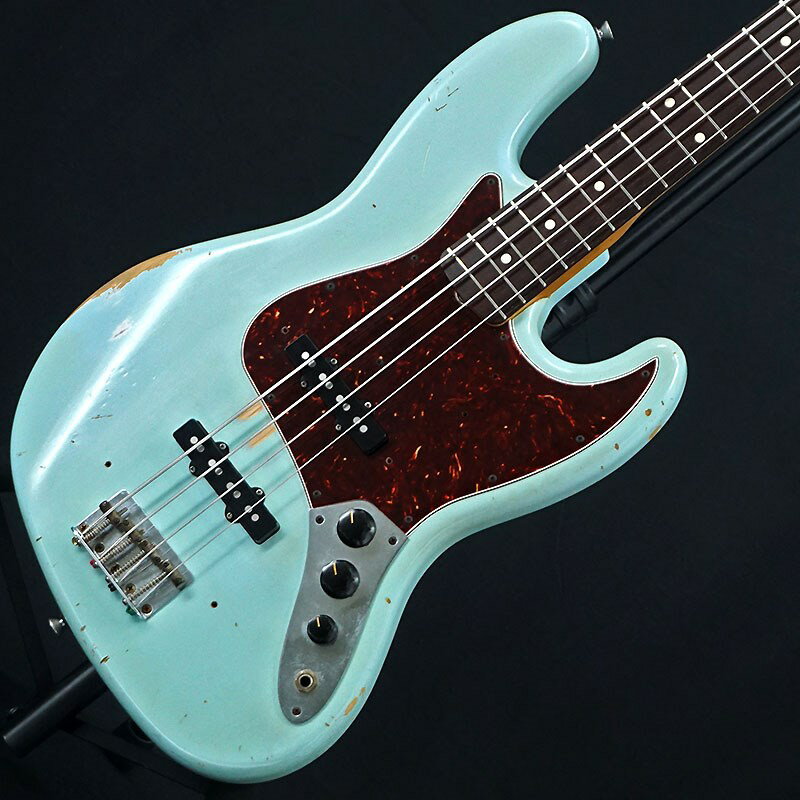 関連商品Fender Custom Shop/Custom Built Jazz Bass 商品一覧＞＞Fender Custom Shop/ユーズド 商品一覧＞＞ベース【355，000円〜665，000円】 商品一覧＞＞エレキベース/JBタイプ/Fender Custom Shop 商品一覧＞＞Fender Custom Shop 【USED】 1964 Jazz Bass Relic (Sonic Blue) Freedom Pickup Mod. '08 エレキベース JBタイプ (ベース)商品説明レリック仕上げのカスタムショップ製1964ジャズベースアルダーボディ、クォーターソウン(柾目)メイプルネック、ラウンドラミネート・ローズウッド指板の構成。アルダーボディならではのイメージを裏切らない豊かな鳴り感とミドルの成分が心地よく、見た目通りのヴィンテージライクなフェンダー・サウンドを体感いただけます。ウェザーチェックの入り具合や、パーツの錆びなど、実際に経年変化したようなリアルな加工が施されており、塗装の薄さから適度にこなれたオープンなサウンドとなっています。ピックアップはリプレイスメントパーツとして定評のあるFreedom Custom Guitar Researchの「FPU-JB02」に交換されており、豊潤な倍音を含ませた抜けの良い太く乾いたサウンドを出力します。もともとエイジド加工が施された個体ということもあり、外観のダメージは気にならず、また、トラスロッドの余裕は十分にありネックコンディションも良好です。今後鳴らし込んで育てていくことで、サウンドのほうも味わい深いものへと変化していくことでしょう。Weight≒4.13kg純正ハードケース・認定証・ブリッジカバー・ピックアップフェンス(ともに取付ネジ欠品)付属イケベカテゴリ_ベース_エレキベース_JBタイプ_Fender Custom Shop_Custom Built Jazz Bass_ユーズド SW_Fender Custom Shop_ユーズド JAN:2500030073145 登録日:2024/03/25 エレキベース フェンダー ふぇんだー フェンダーカスタムショップ フェンダーCS ジャズべ ジャズベース