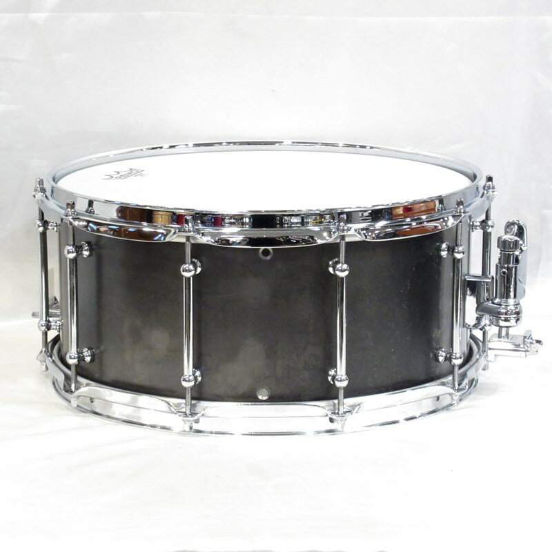 関連商品KEPLINGER DRUMS/新品 商品一覧＞＞ドラム【150，000円〜280，000円】 商品一覧＞＞スネアドラム/KEPLINGER DRUMS 商品一覧＞＞KEPLINGER DRUMS 【5/20までの特別価格！】Black Iron Snare Drum 14×6.5 スネアドラム (ドラム)商品説明※店頭にて試打を解禁しております為、細かいキズや打痕等が発生する場合がございます。予めご了承下さい。※シェル表面に油汚れのようなものや変色、キズのようなものがございますが、製造工程上発生したものとなります。【分厚い金属シェルの名工：グレッグ・ケップリンガーの手による、ハンドメイド・カスタム・スネアが入荷！】圧倒的な音量と非常に繊細なレスポンス、スネアドラムに求められるあらゆる要素が高次元でミックスされた、グレッグ・ケップリンガー・スネアドラムです。ソリッドなパンチの効いたアタックと図太い中低域は圧巻。その存在感溢れるサウンドをぜひご体感ください。[about GREGG KEPLINGER]ドラマー、パーカッショニスト、ドラムテックという多方面の顔を持ちながら、ヴィンテージ・ドラムを手にした時、自身でもドラムを作りたいと思い、シアトルのパイプ工場でステンレス・スチール材を調達し、製造をスタートしました。最初の製造ロットの中の一台を、ジャズ・ドラム・レジェンドである故エルヴィン・ジョーンズが使用したことで一躍その名がドラム界にとどろく。その後、GMSやAYOTTEといったドラムメーカーとのコラボレーションを経て、自身のメーカーKEPLINGER DRUMSを設立し、ドラムだけではなく、シンバル、チンリング、シェイカー等、様々なドラム＆パーカッションを製造し、世に出している。KEPLINGERのファンであり使用者・使用スタジオとして、Matt Cameron， Charlie Watts， Matt Chamberlain， Bill Rieflan， Jason McGerr， Coady Willis， Zach Hill， Glenn Kotche， Jason Sutter， Jeremiah Green， Mark Guiliana， Joe Plummer， Dave Elitch， Elvin Jones， Art Blakey， Dave Grohl， Jerry Porter， Avast Studios， London Bridge Studio， Blackbird Studio 等々、そうそうたる名前が挙げられています。＜スペック＞シェル：Steel aka Black Iron 3mmサイズ：14×6.5フープ / テンション数：トリプルフランジフープ / 10ラグ：チューブラグストレイナー：Dunnett Throw Off付属品：ソフトケースイケベカテゴリ_ドラム_スネアドラム_KEPLINGER DRUMS_新品 SW_KEPLINGER DRUMS_新品 JAN:2500190039920 登録日:2023/07/21 スネア スネアドラム ケプリンガー