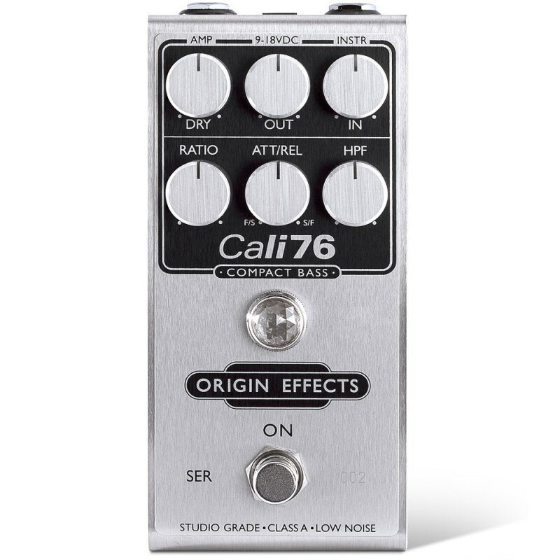 関連商品ORIGIN EFFECTS/新品 商品一覧＞＞エフェクター【35，000円〜75，000円】 商品一覧＞＞ベース用エフェクター/ベース用コンプレッサー・リミッター/ORIGIN EFFECTS 商品一覧＞＞ORIGIN EFFECTS Cali76-CB ベース用エフェクター ベース用コンプレッサー・リミッター (エフェクター)商品説明Origin Audio は英国のハンドメイド・エフェクター・ブランドです。代表者のサイモン・キーツ氏は数々のビッグ・ブランドで音響機器の設計を担当した技術者であり、ギタリストでもあります。　彼は、1960年代から現在までスタジオ・レコーディングに欠くことの出来ない定番のFETコンプレッサー UREI 1176 のサウンドにインスパイアされたストンプ・ボックスの製造に情熱を燃やし、その素晴らしい成果として、Cali76とSlide Rigの2機種を完成させました。●ロー・エンドにインパクトをもたらすベース用スタジオグレード・コンプレッサー・ペダルCali76-CBはパラレル・コンプレッションとサイドチェーン・フィルターの便利な2機能を搭載するスタジオグレードFETコンプレッサーです。オリジナルCali76の利点を全て継承しつつ、ベースのサウンド・メイキングに最適な機能を加えペダルボードに収まり易いサイズにギュッと凝縮しました。Attack/Release設定は一つのノブで同時にコントロールするように変更し、どのポイントにおいてもCali76-CBが最大限の力を発揮しますので、効果的なセッティングに簡単にアクセスできるようになりました。1176タイプ・コンプレッサーはパラメーターの設定によっては低域に不快な歪みが発生する場合がありますが、Cali76-CBではそうしたミスセッティングが発生しない作りになっています。ペダル中心に取り付けられたジュエルランプは3段階の色変化で現すゲイン・リダクションメーターとして機能します。音楽的なFET高速レスポンスとローノイズ特性の他に、Cali76-CBにはさらに他のペダルにはない2つの独自の特徴があります。まず一つ目はDRYコントロールです。エフェクトがかかっていないDRY信号をコンプレッション・トーンとブレンドすることで真のパラレル・コンプレッションを実現します。スタジオ・レコーディング界では欠かすことのできないテクニックであるパラレル・コンプレッションを活用すれば、Cali76の信号増幅と合わせてサウンドに厚みを持たせつつ、プレイ中の自然なダイナミクス変化をキープすることができます。ファットかつパンチーな究極の透明感を得たコンプレッションを体験して下さい。そして二つ目はHPFコントロールで、とあるスタジオ・エンジニアのハンドブックから着想を得たものです。Cali76-CBはエフェクトの適用周波数を調節することができるハイパスフィルターを搭載しており、設定値以下の周波数にはコンプレッサーをかけず生の音を残しておくことができます。低音弦が息を吹き返しどっしりとした重厚感とパワー、ダイナミクスを取り戻し、高音弦はきっちりとコンプレッションがかかりスラップやハードピッキングによる突発的なピークを効果的に抑制します。今までにないユニークな機能を搭載したCali76-CBを通せば、まるで専属のスタジオ・エンジニアがオペレートしているかのようなサウンド・メイキングが実現できます。●妥協のないダウンサイジングUREI 1176の設計とプロダクト・デザインを忠実に再現しクラスAディスクリート回路を搭載したオリジナルCali76は、スタジオ・クオリティの1176タイプ・コンプレッションを再現する壮大かつ華麗なコンプレッサー・ペダルです。このコンセプトを受け継ぎながら唯一無二の76タイプ・コンプレッサー・ペダルをコンパクトなストンプボックスに納めることにより、ポータブルで扱い易いCali-76-CBが完成しました。コントロールを簡易化することで操作性の向上と多彩なサウンド・ヴァリエーションを実現し、1/3の小型化によりペダルボードの僅かなスペースにも収納できる様になったのです。高電流のクラスAディスクリート回路によってローノイズ特性の透明感溢れるサウンドが生まれます。現行のコンポーネントの中からベストなものを選りすぐりデザインした回路設計には一切の妥協を排除しています。パーツ類にもこだわりを詰め込んでいます。抵抗にはローノイズ特性と高耐久性が得られるMELFレジスターを採用、フィルム/タンタル・キャパシターを使用することで正確な公差と卓越したリニアリティが生まれ、入念に選別した高品質のトランジスタに高いバイアス電流を加え優れたSN比を実現しています。Cali76-CBはACアダプター駆動です。スペースの拡張と高電流回路の採用の為に9Vバッテリー・スナップは取り付けず、ローノイズ化とサウンドの向上を目指しました。商品詳細・100%クラスAディスクリート回路・超高速レスポンスFETコンプレッサー・スタジオグレードディスクリートプリアンプ・統合されたAttack/Releaseコントロール・パラレルコンプレッション用DRYコントロール・HPF搭載・3段階の色変化で現すGRメーター・ベース用に最適化・高電流/ローノイズ仕様・ワイドな周波数特性・高インピーダンス入力・静音スイッチ・信号劣化の少ない高品位バイパス・モード・厳選された高級パーツ使用・9 - 18V ACアダプター駆動・Designed and built in England※アダプターは別売となります。イケベカテゴリ_エフェクター_ベース用エフェクター_ベース用コンプレッサー・リミッター_ORIGIN EFFECTS_新品 SW_ORIGIN EFFECTS_新品 JAN:4562218725497 登録日:2016/01/18 エフェクター コンパクトエフェクター ストンプボックス