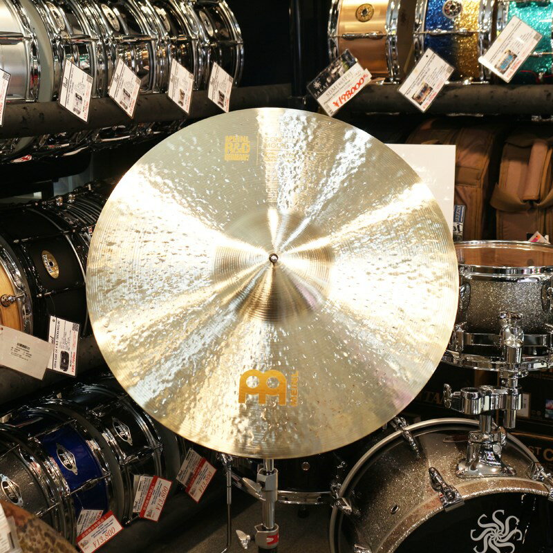 関連商品MEINL/Byzance Brilliant 商品一覧＞＞MEINL/新品 商品一覧＞＞ドラム【50，000円〜100，000円】 商品一覧＞＞シンバル/ライド/MEINL 商品一覧＞＞MEINL Serpents Ride 21[B21SR/3118g] [2023 FACTORY TOUR 選定品] シンバル ライド (ドラム)商品説明【ドイツ本国・マイネル・ファクトリーツアー・2023にてドラステスタッフが選定したシンバルが店頭入荷！】ドラステスタッフがドイツのマイネル工場でのファクトリーツアーにて買い付けを行ったシンバルたちが一挙入荷いたしました！通常はブリリアント仕様ですがこちらは珍しいレギュラーフィニッシュ仕様！ハッキリしたピング音と、大きめ＆高めのスイートスポットが広いベルを持つライドシンバル。ラウドな環境でも音抜け抜群の1枚です。20ブロンズ合金製・ハンドハンマー加工による優れたサウンド・きらびやかでリッチなサウンド ＞●Derek Roddy SignatureSerpente Ride：エクストリームメタルの看板ドラマーとして君臨するDerek。超高速ブラストビートでも埋もれれないツブ立ちを誇り、ハイピッチで音量十分なカップ音が特長。サイズ：21インチ※店頭にて試打を解禁しておりますため、細かな傷や打痕などが発生する場合がございます。予めご了承ください。イケベカテゴリ_ドラム_シンバル_ライド_MEINL_Byzance Brilliant_新品 SW_MEINL_新品 JAN:2500190049776 登録日:2023/11/03 シンバル マイネル ビザンス