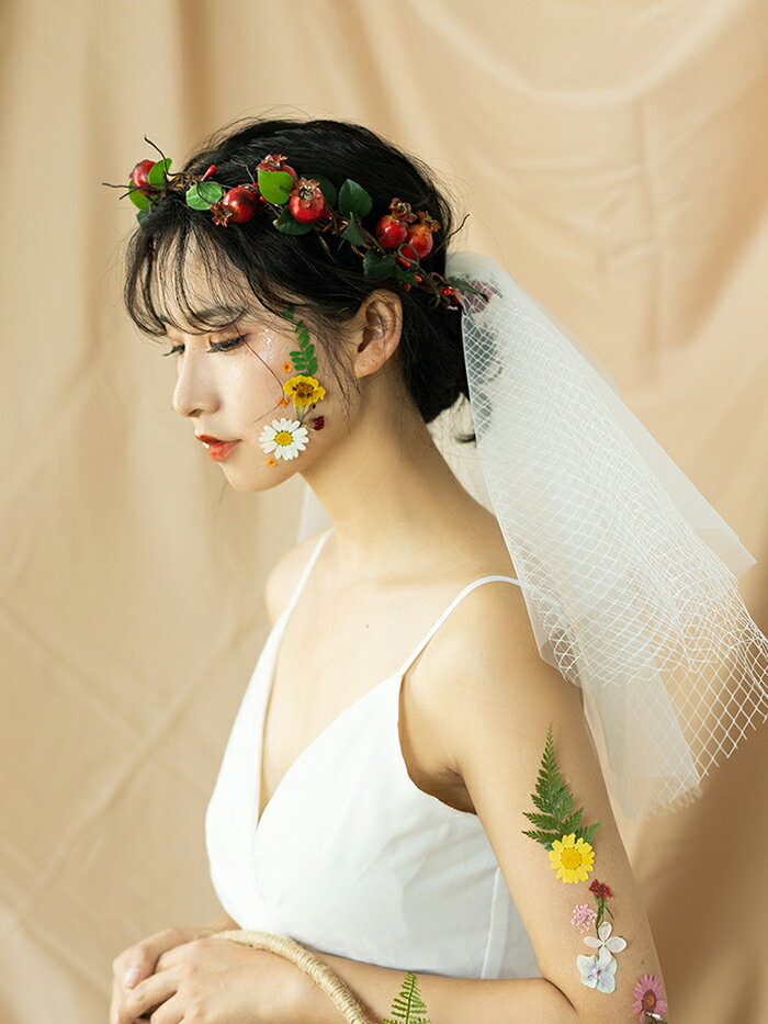 ウエディング 花冠 ヘッドドレス 花かんむり カチューシャ ティアラ 結婚式 ヘアアクセサリー 髪飾り ウェディング 森ガール 花輪 造花 手作り 姫風 花嫁 パーティー 写真撮り フェス 海外旅行 3色【送料無料】