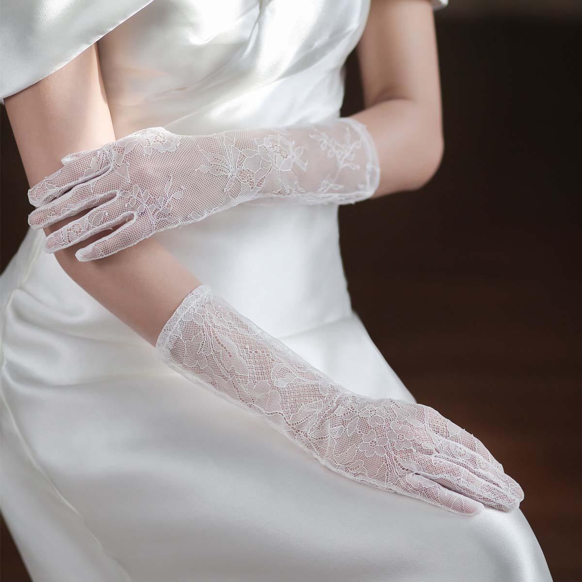 指先まで美しく。運命のドレス姿を完成させる「魔法のアイテム」一生に一度の特別な日。ウェディングドレス姿をより美しく、よりエレガントに引き立てるためには、グローブ選びがとても重要です。当店のウェディンググローブは、花嫁様の手元を優しく包み込み、指先をスラリと長く見せる美しいシルエットにこだわりました。「挙式」での厳粛な雰囲気にはもちろん、トレンドの「前撮り」や「フォトウェディング」での接写ショットでも、写真映えすること間違いなし。シンプルなドレスには華やかさを、豪華なドレスには上品さをプラス。大切な一日だからこそ、細部までこだわりたいあなたに、自信を持っておすすめできる一品です。▼こんなシーンにおすすめ●結婚式・挙式： バージンロードを歩く際、指先まで神聖な美しさを演出します。●披露宴・二次会： 乾杯やケーキカットなど、手元が注目されるシーンで視線を集めます。●前撮り・フォトウェディング： 指輪交換のシーンや、ブーケを持つ手元のアップ写真に。【商品仕様】■商品内容ウェディンググローブ 1双（左右セット）■素材レース■サイズ長さ：約22cm※採寸は目安ですので若干の誤差はご了承下さい。※生産ロットにより若干サイズや色味が異なる場合がございます。※モデル画像で使用しているアクセサリー等は商品に含まれませんのでご注意下さい。【★送料について★】●全国送料無料（※沖縄・離島を除く）※沖縄・離島および一部地域へお届けの場合は、別途送料2・000円をご負担いただきます。※北海道と鹿児島市内は送料無料となります。【★納期について★】●3-10日以内に発送予定（店舗休業日を除く）【在庫について】通常、ご注文から24時間以内に確認メールをお送りしております。 複数店舗で在庫を共有しております関係上、稀に欠品となってしまう場合がございます。万が一在庫切れの場合は速やかにご連絡致しますので、何卒ご理解いただけますようお願い申し上げます。●メーカーの製品更新により、予告なくデザイン・色味が若干変更になる場合がございます。また、急な欠品等で商品手配ができず、キャンセルとさせていただく場合がございます。予めご了承下さい。●商品写真はできる限り実物の色に近づけるよう加工しておりますが、お客様のお使いのモニター設定、お部屋の照明等により実際の商品と色味が異なる場合がございます。---------------------------------------- メーカー希望小売価格はメーカーカタログに基づいて掲載しています