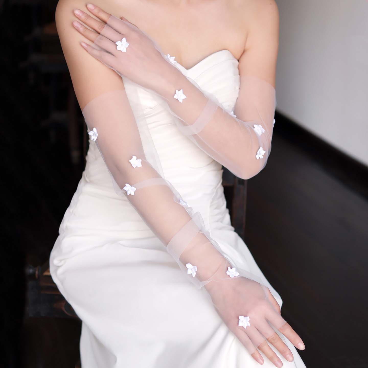 指先まで美しく。運命のドレス姿を完成させる「魔法のアイテム」一生に一度の特別な日。ウェディングドレス姿をより美しく、よりエレガントに引き立てるためには、グローブ選びがとても重要です。当店のウェディンググローブは、花嫁様の手元を優しく包み込み、指先をスラリと長く見せる美しいシルエットにこだわりました。「挙式」での厳粛な雰囲気にはもちろん、トレンドの「前撮り」や「フォトウェディング」での接写ショットでも、写真映えすること間違いなし。シンプルなドレスには華やかさを、豪華なドレスには上品さをプラス。大切な一日だからこそ、細部までこだわりたいあなたに、自信を持っておすすめできる一品です。▼こんなシーンにおすすめ●結婚式・挙式： バージンロードを歩く際、指先まで神聖な美しさを演出します。●披露宴・二次会： 乾杯やケーキカットなど、手元が注目されるシーンで視線を集めます。●前撮り・フォトウェディング： 指輪交換のシーンや、ブーケを持つ手元のアップ写真に。【商品仕様】■商品内容ウェディンググローブ 1双（左右セット）■素材レース■サイズ長さ：約52cm※採寸は目安ですので若干の誤差はご了承下さい。※生産ロットにより若干サイズや色味が異なる場合がございます。※モデル画像で使用しているアクセサリー等は商品に含まれませんのでご注意下さい。【★送料について★】●全国送料無料（※沖縄・離島を除く）※沖縄・離島および一部地域へお届けの場合は、別途送料2・000円をご負担いただきます。※北海道と鹿児島市内は送料無料となります。【★納期について★】●3-10日以内に発送予定（店舗休業日を除く）【在庫について】通常、ご注文から24時間以内に確認メールをお送りしております。 複数店舗で在庫を共有しております関係上、稀に欠品となってしまう場合がございます。万が一在庫切れの場合は速やかにご連絡致しますので、何卒ご理解いただけますようお願い申し上げます。●メーカーの製品更新により、予告なくデザイン・色味が若干変更になる場合がございます。また、急な欠品等で商品手配ができず、キャンセルとさせていただく場合がございます。予めご了承下さい。●商品写真はできる限り実物の色に近づけるよう加工しておりますが、お客様のお使いのモニター設定、お部屋の照明等により実際の商品と色味が異なる場合がございます。---------------------------------------- メーカー希望小売価格はメーカーカタログに基づいて掲載しています